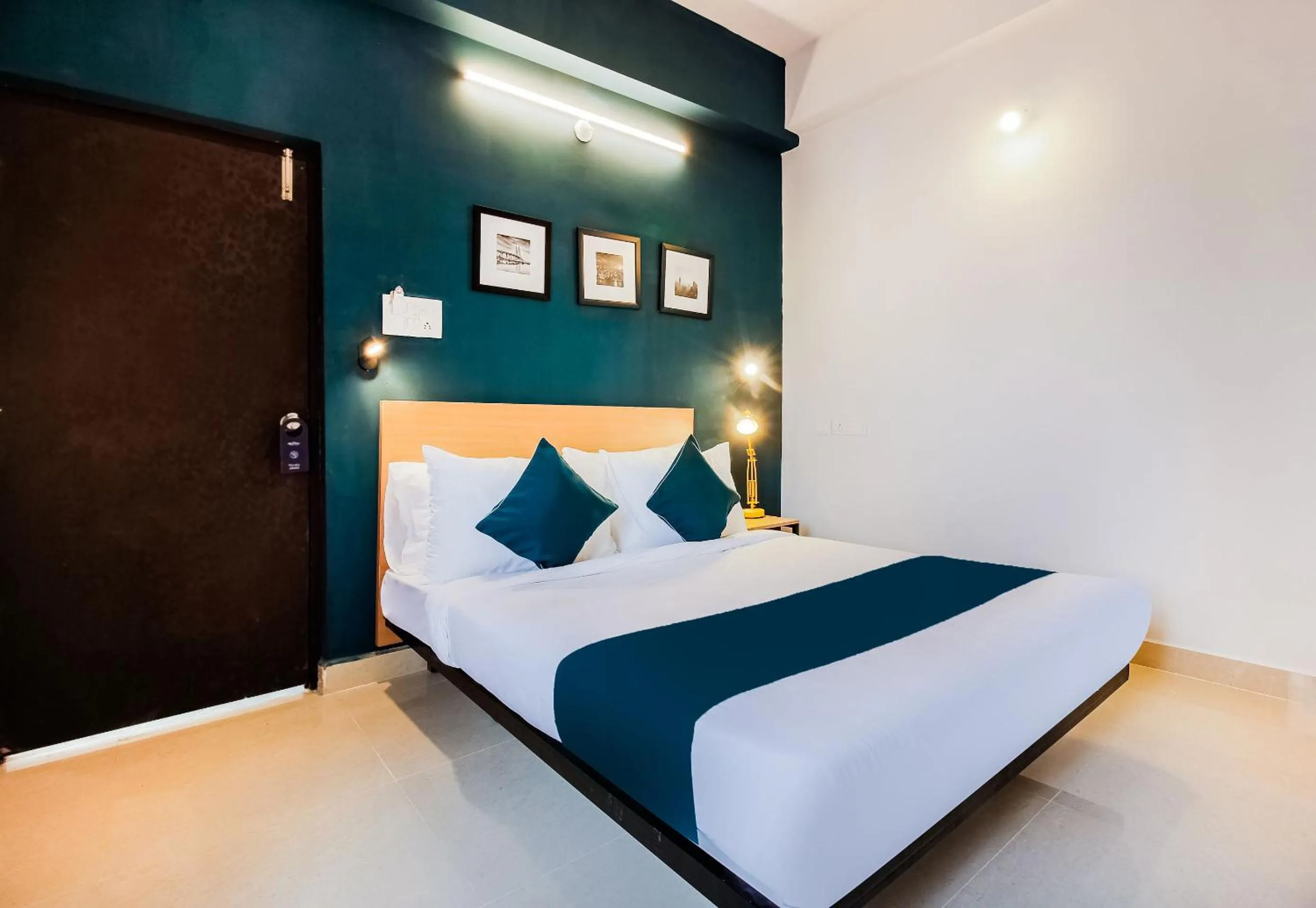 Facade/entrance, Bed in Super Hotel O GACHIBOWLI BESIDE DLF