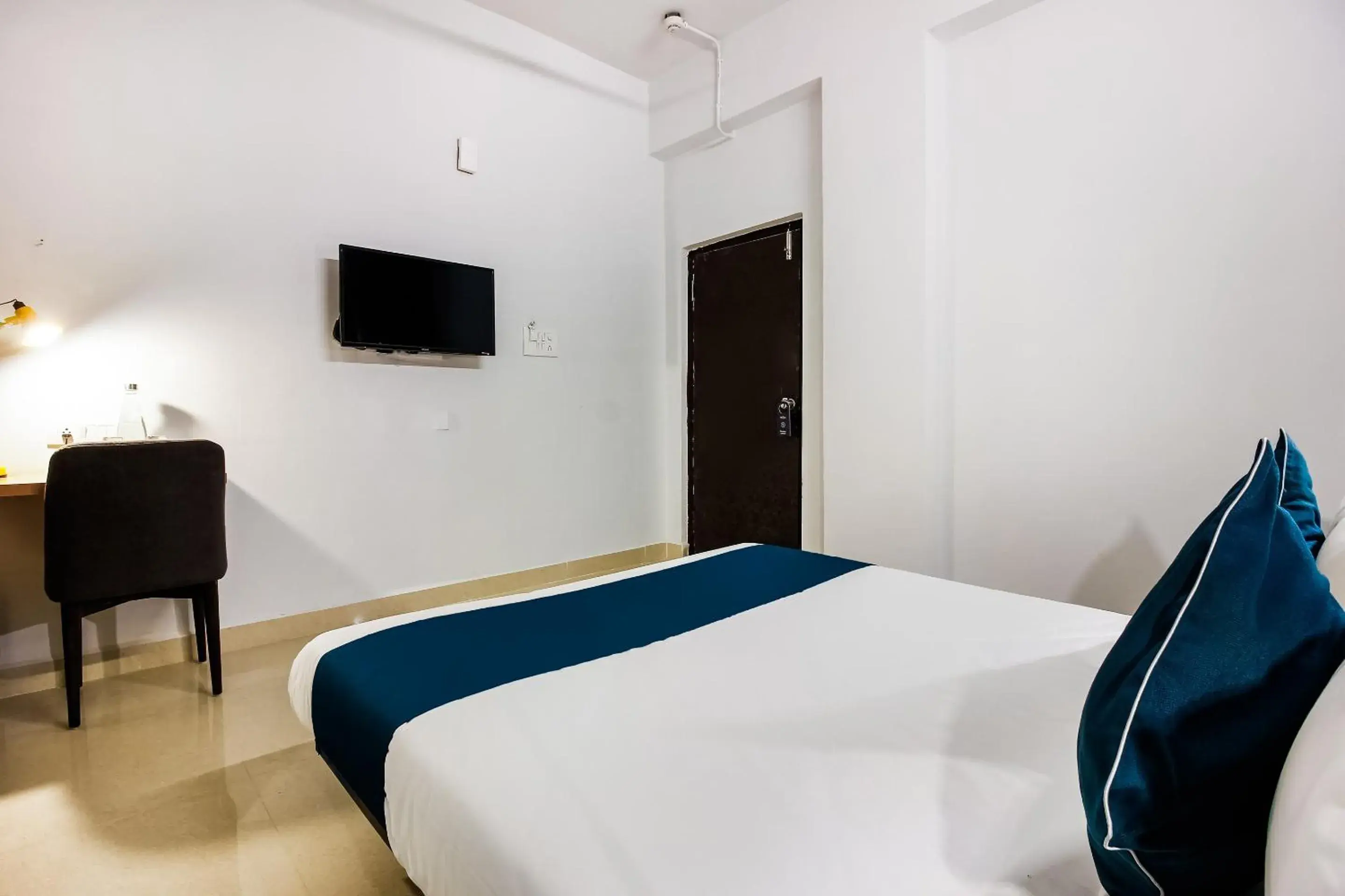 Bedroom, Bed in Super Hotel O GACHIBOWLI BESIDE DLF Bedroom, Bed in Super Hotel O GACHIBOWLI BESIDE DLF