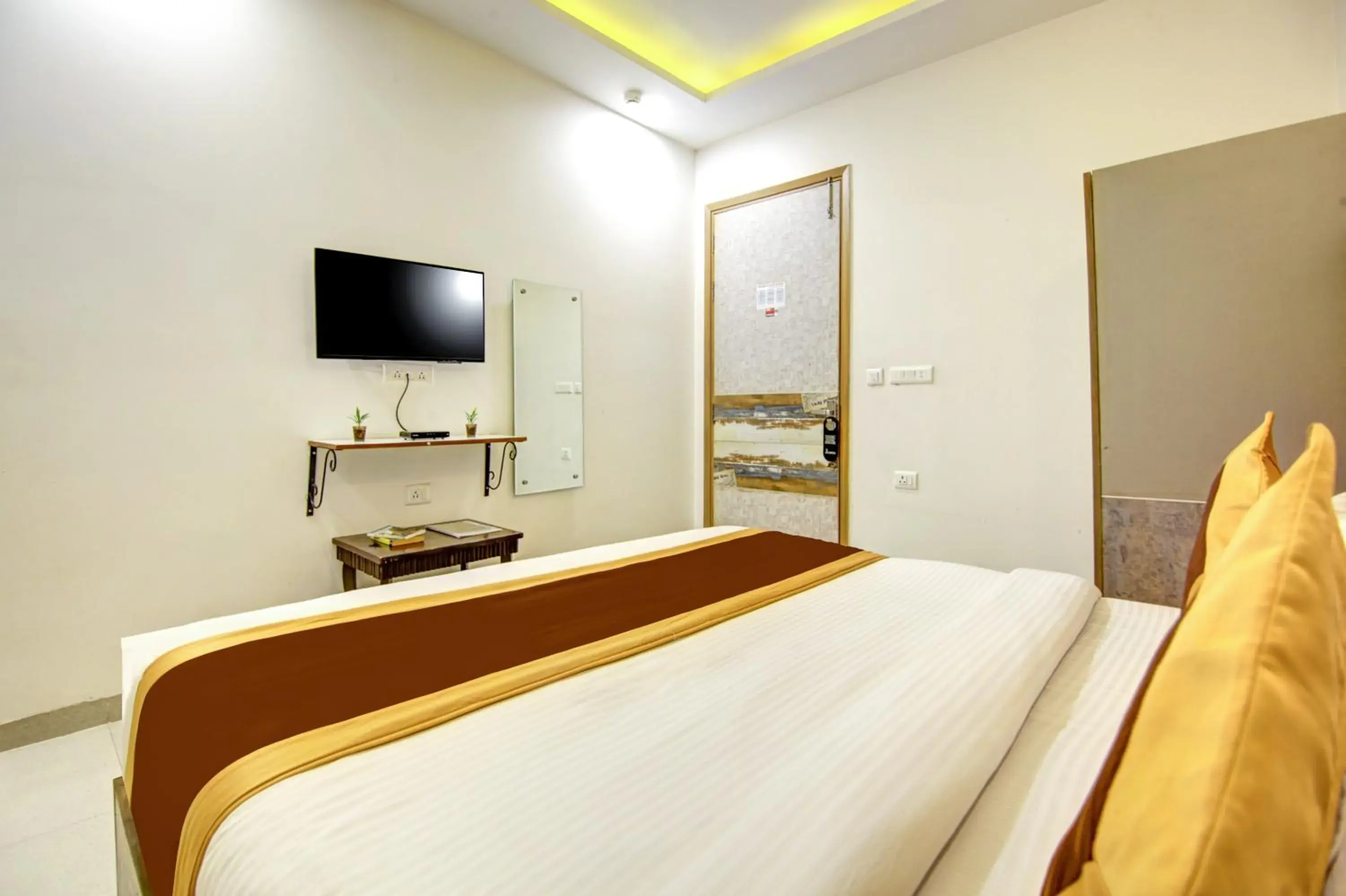Bedroom, Bed in Gracious by Vishesh Hotels & Home Stay Bedroom, Bed in Gracious by Vishesh Hotels & Home Stay