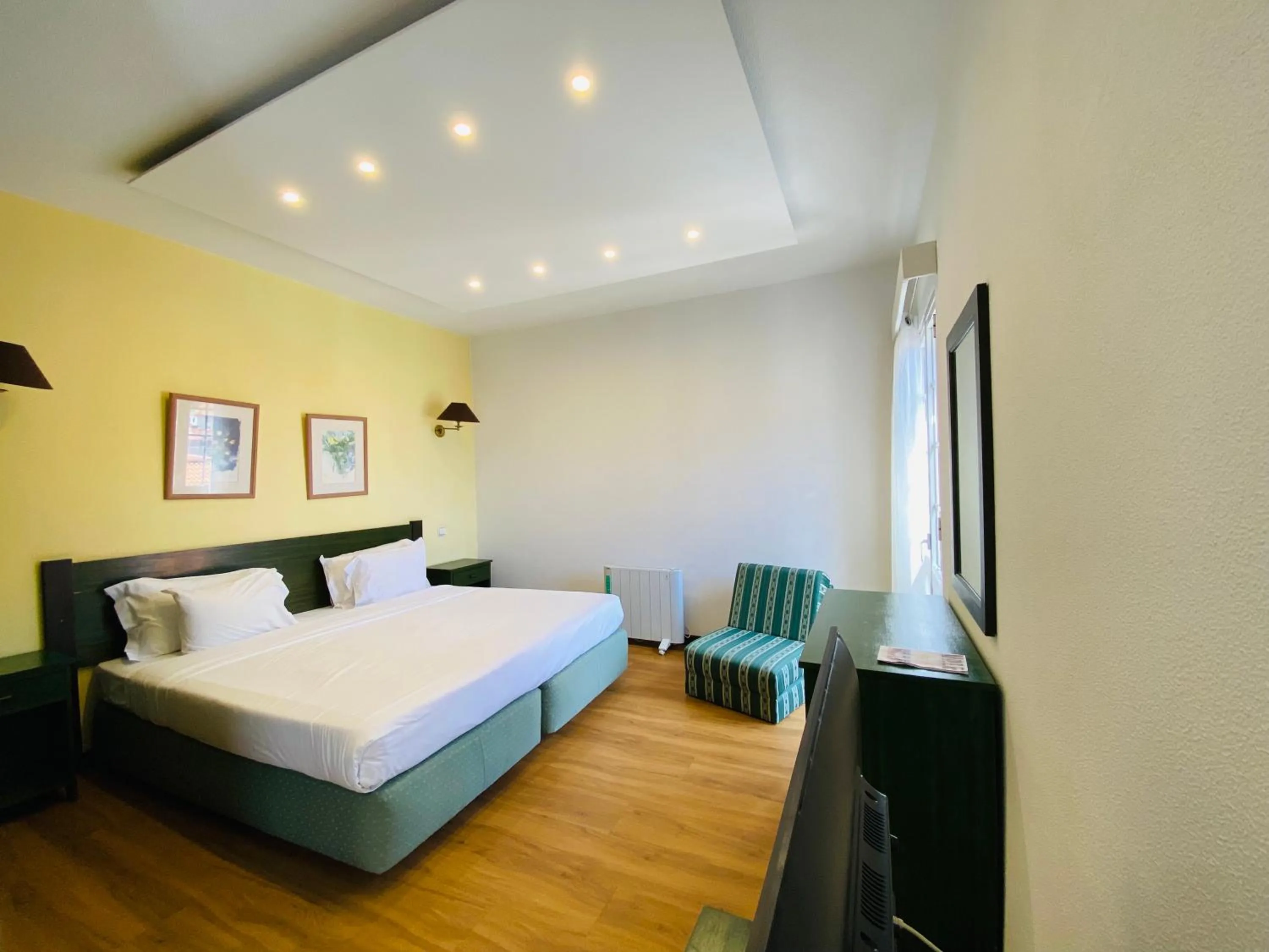 Bed in VALE MAR Guest