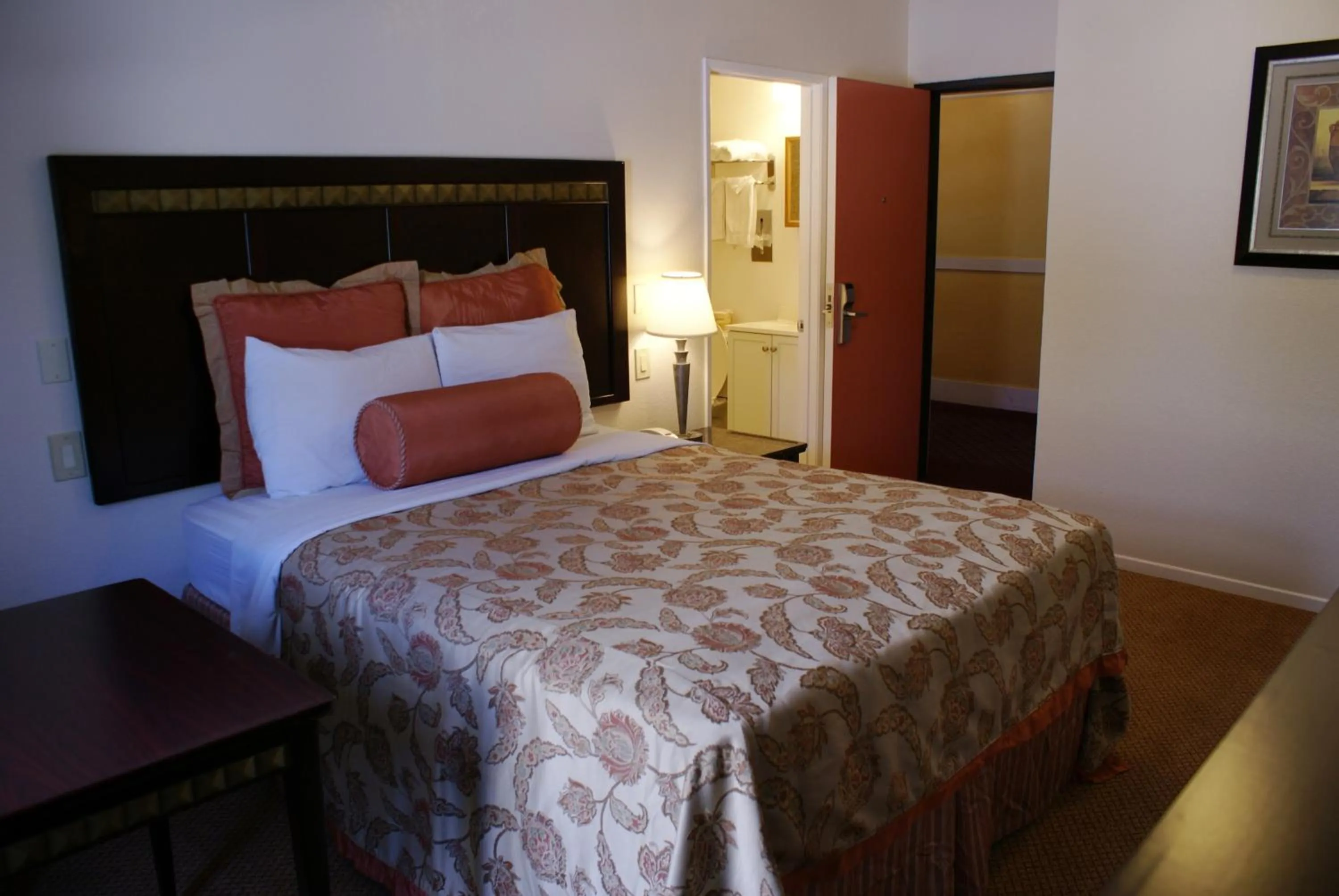 Bed in Harborview Inn & Suites-Convention Center-Airport-Gaslamp-Seaworld-Zoo-Balboa Park