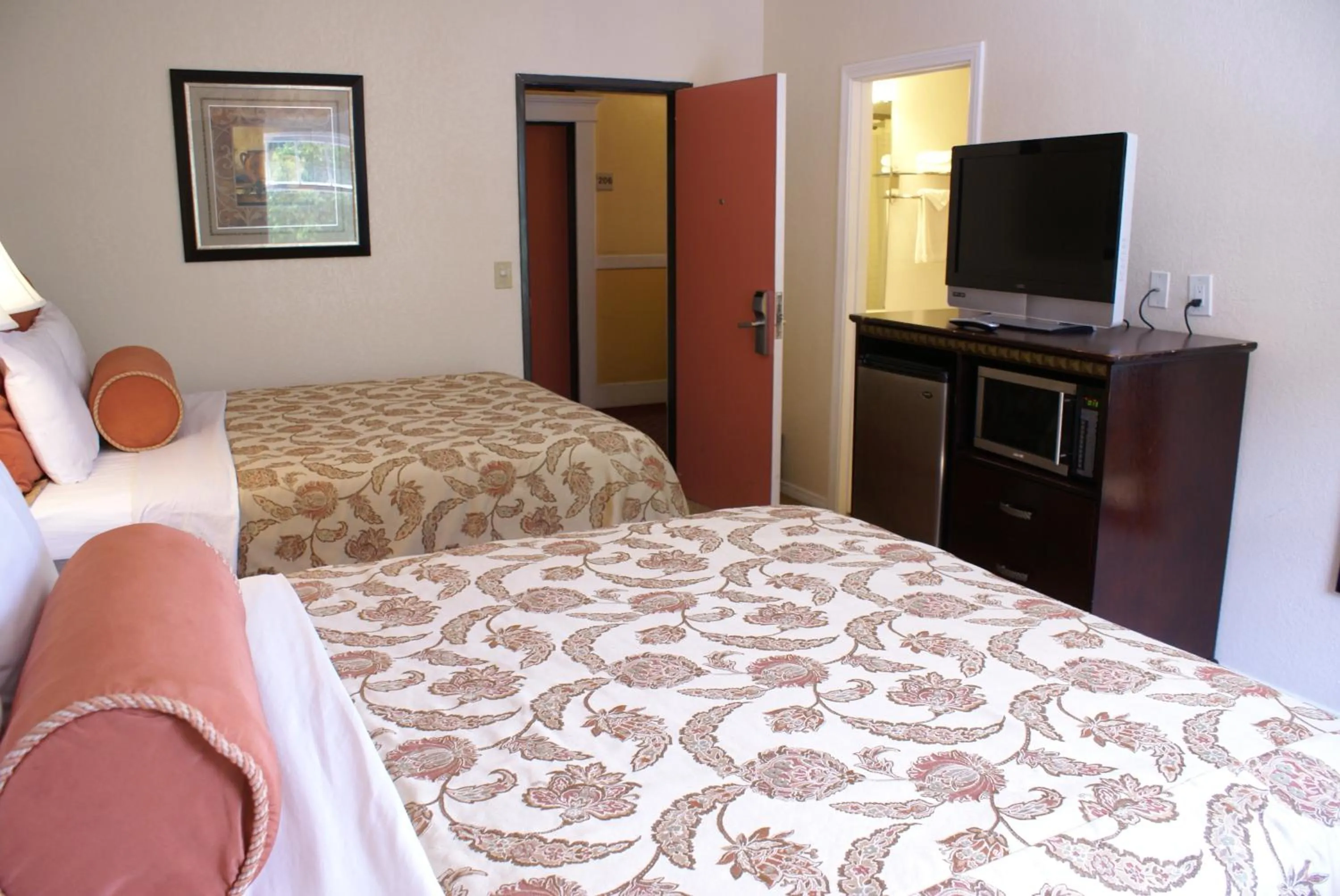 Shower, Bed in Harborview Inn & Suites-Convention Center-Airport-Gaslamp-Seaworld-Zoo-Balboa Park