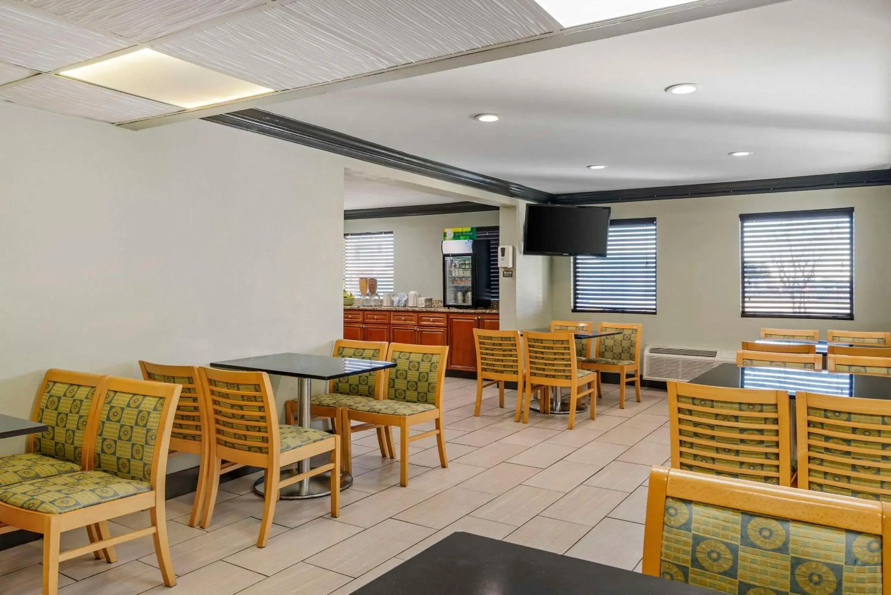 Breakfast in Quality Inn & Suites Morrow Atlanta South Breakfast in Quality Inn & Suites Morrow Atlanta South