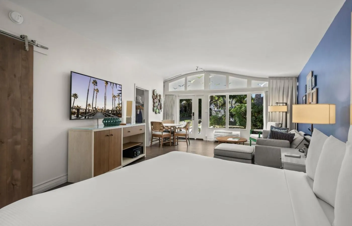 Photo of the whole room, Bed in Paradise Point Resort & Spa