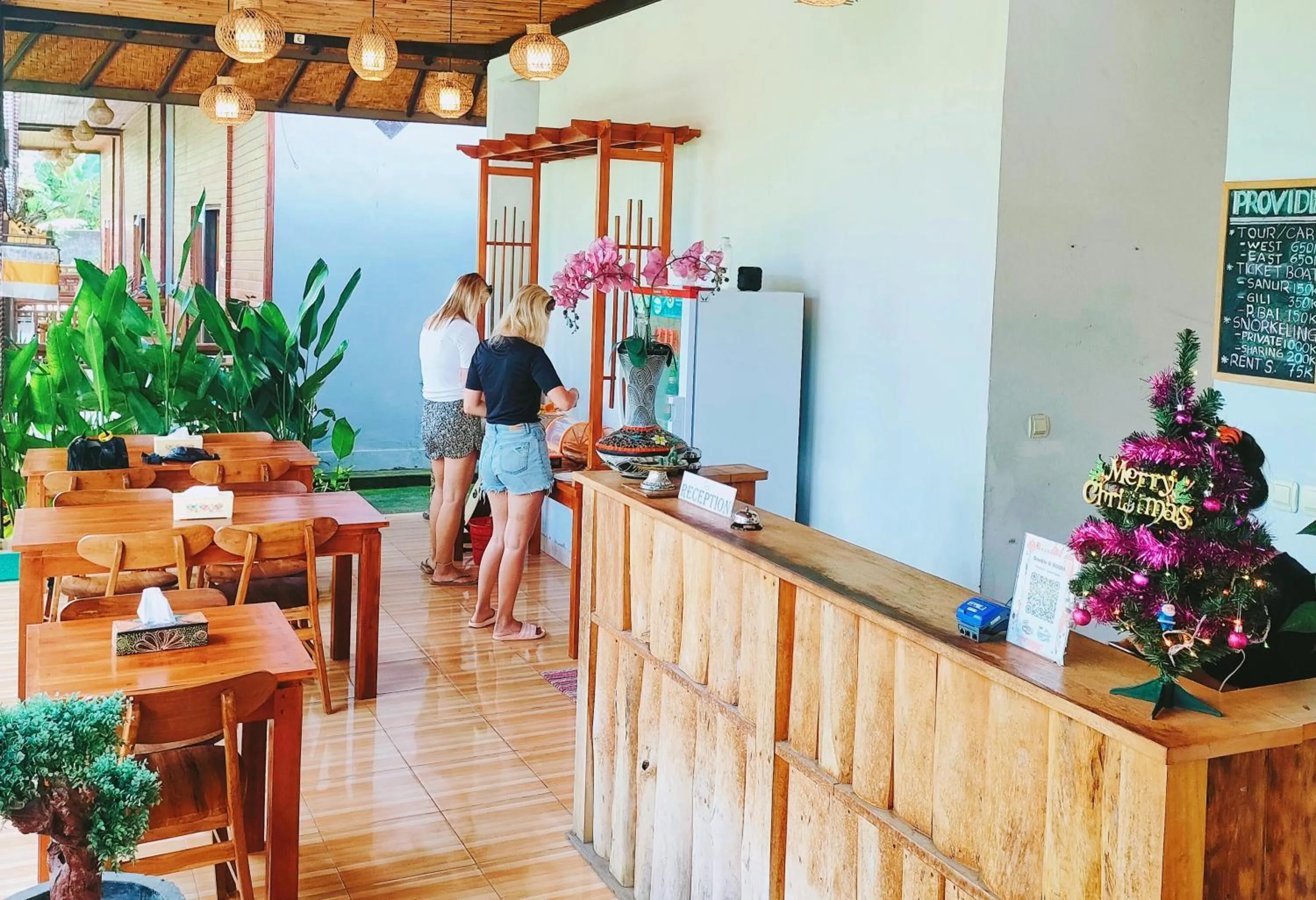 Restaurant/places to eat in Double'D Hostel