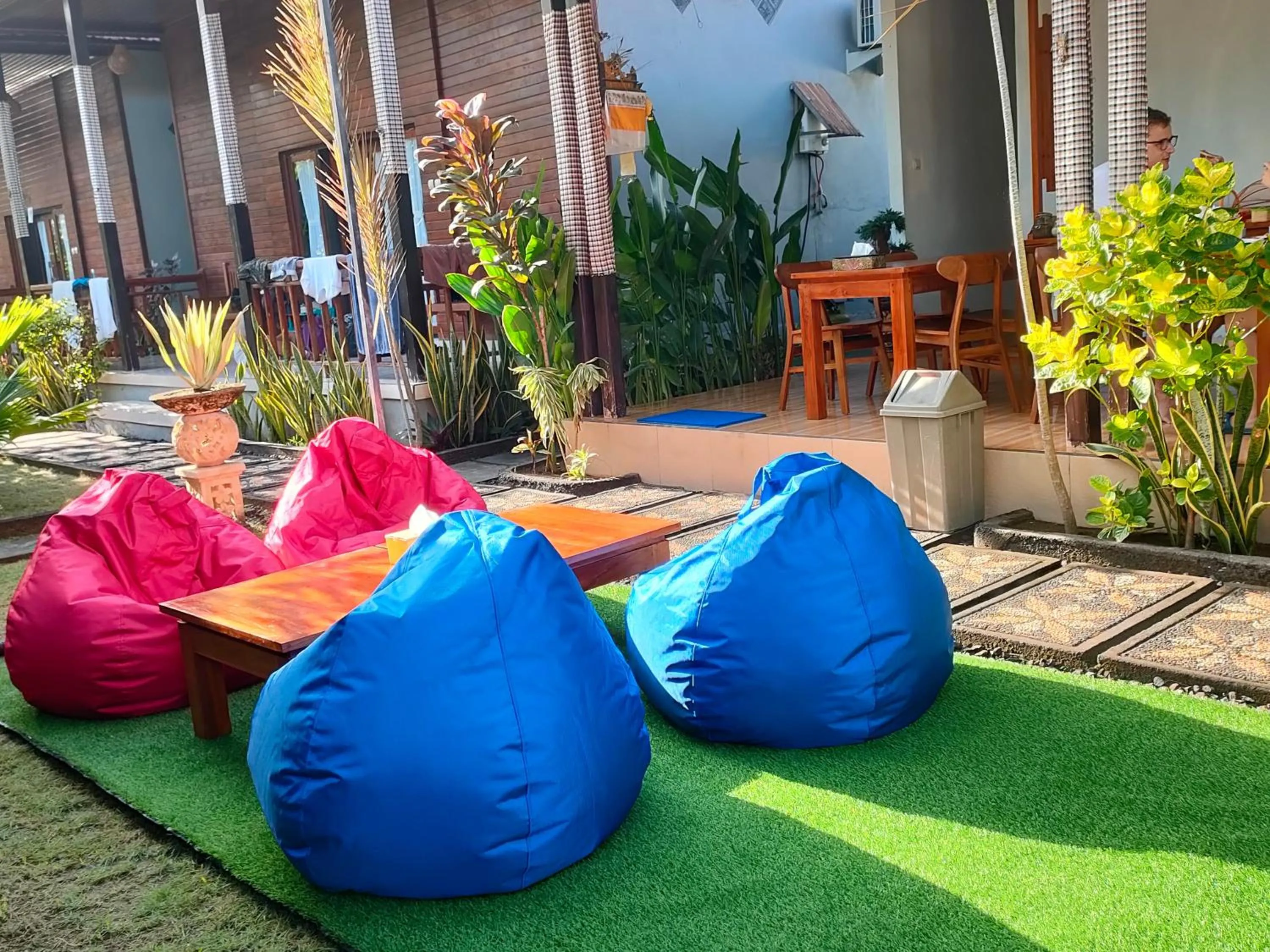 Restaurant/places to eat in Double'D Hostel