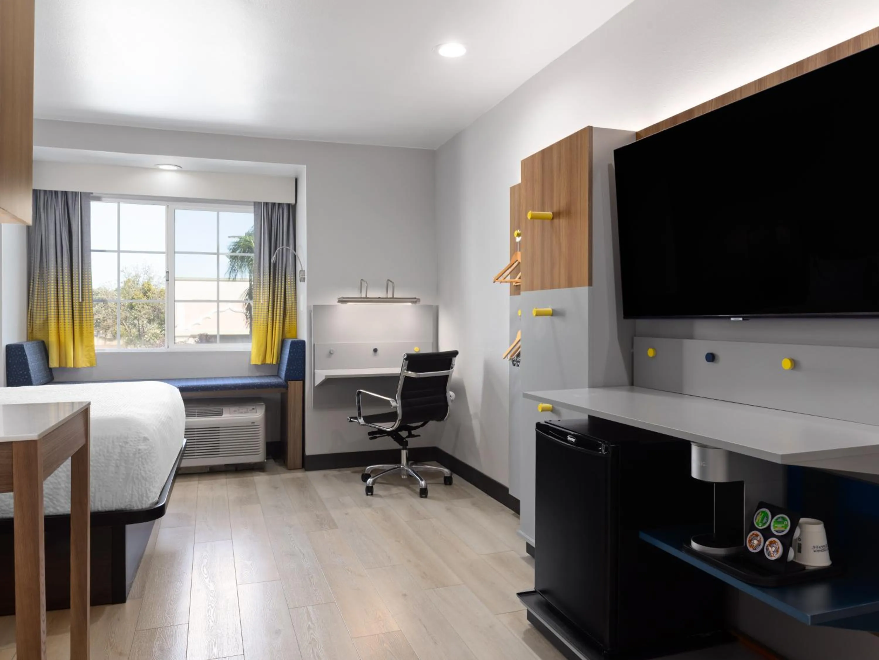 TV and multimedia in Microtel Inn & Suites by Wyndham Tracy