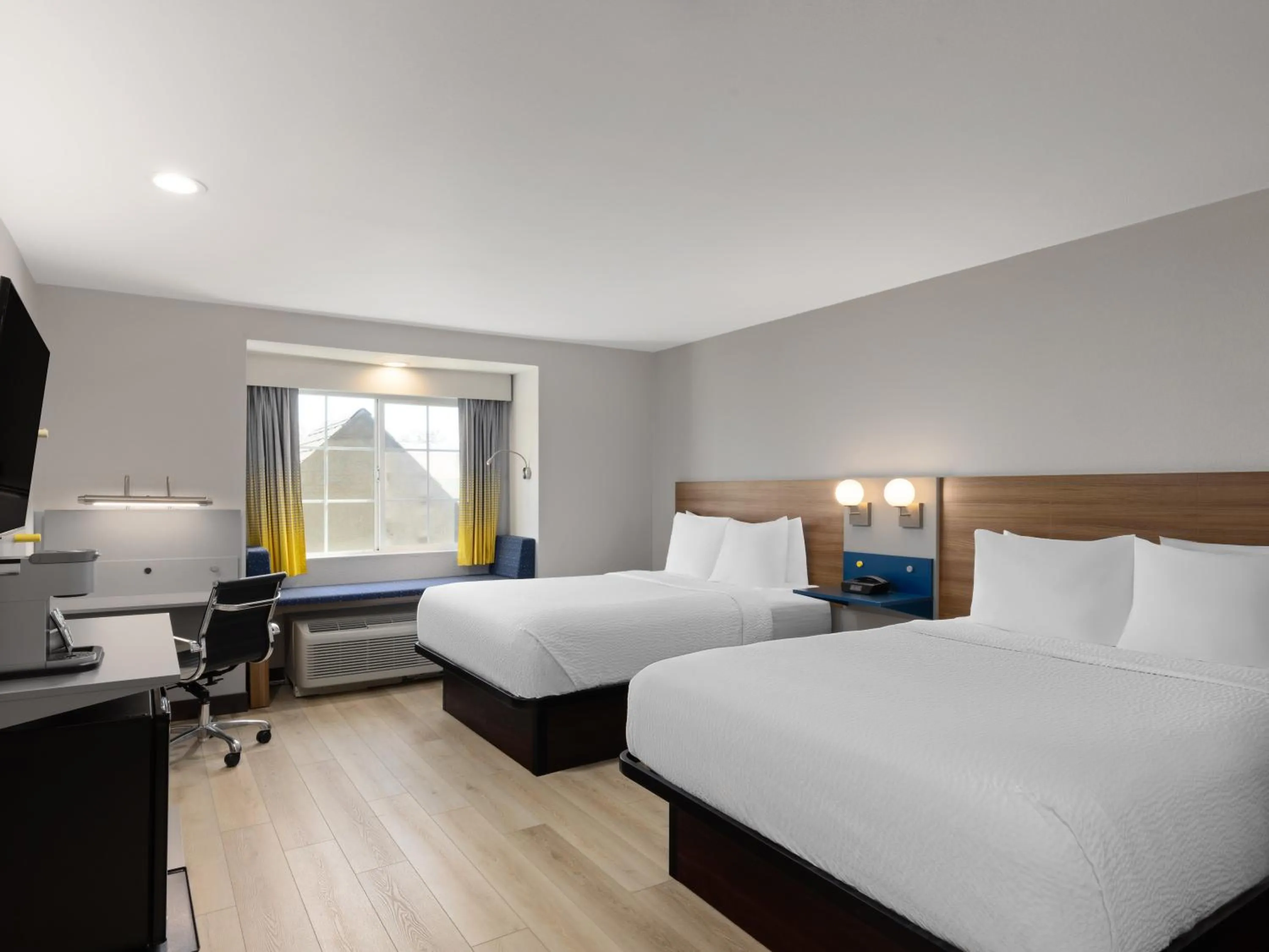 TV and multimedia, Bed in Microtel Inn & Suites by Wyndham Tracy