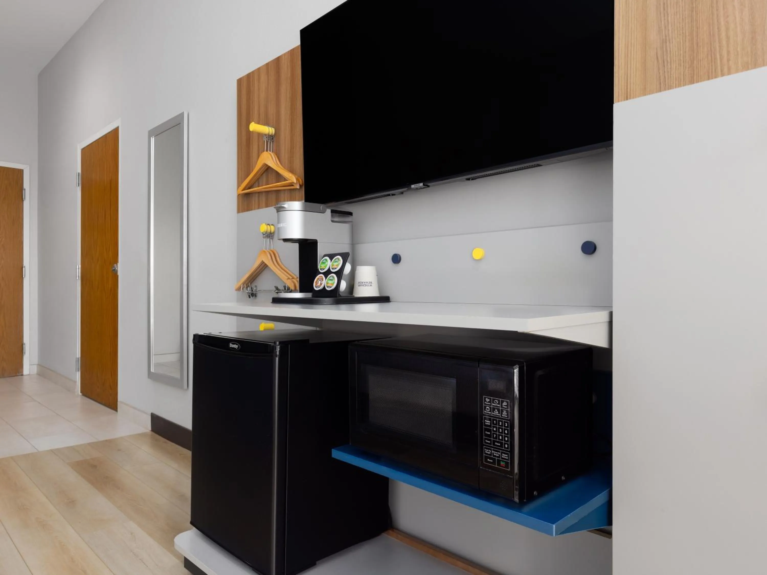 TV and multimedia in Microtel Inn & Suites by Wyndham Tracy