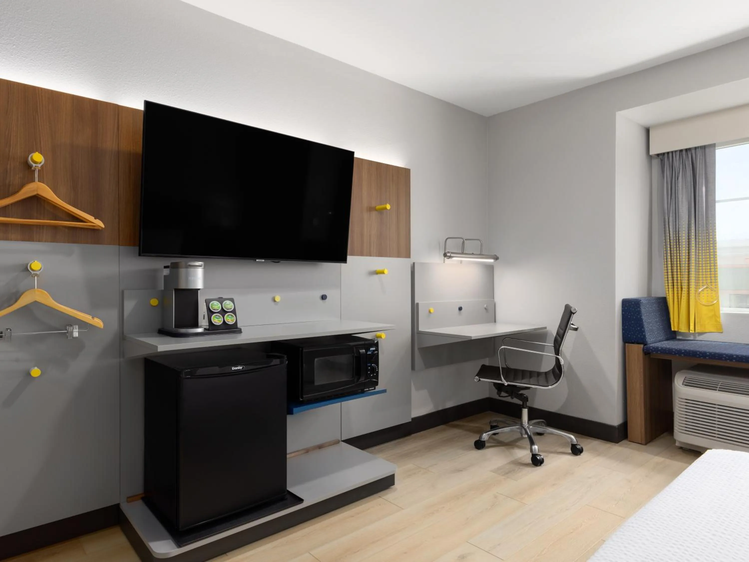 TV and multimedia, Bed in Microtel Inn & Suites by Wyndham Tracy