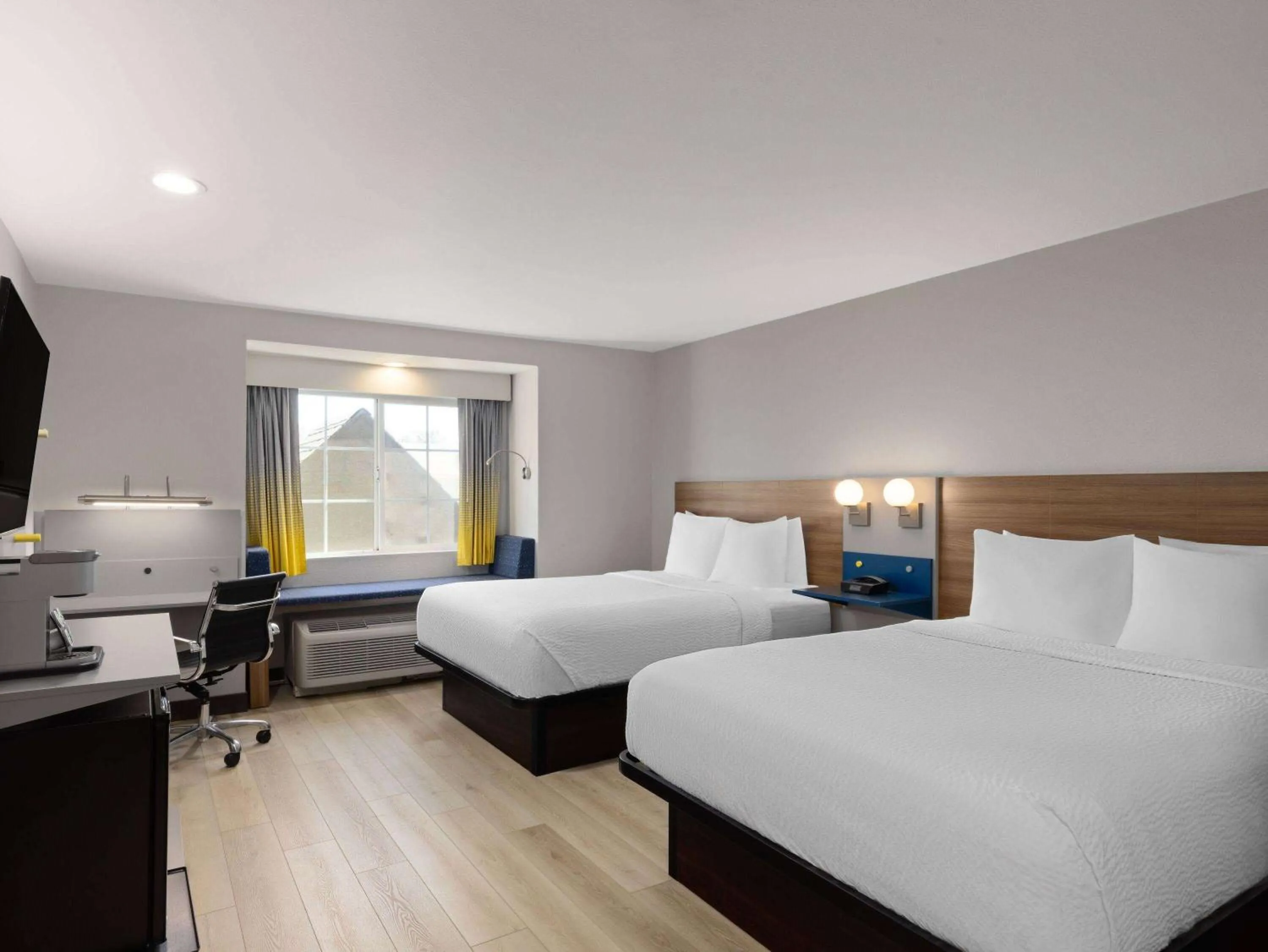 Photo of the whole room, Bed in Microtel Inn & Suites by Wyndham Tracy