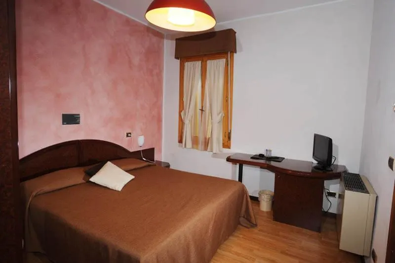 Photo of the whole room, Bed in Drake
