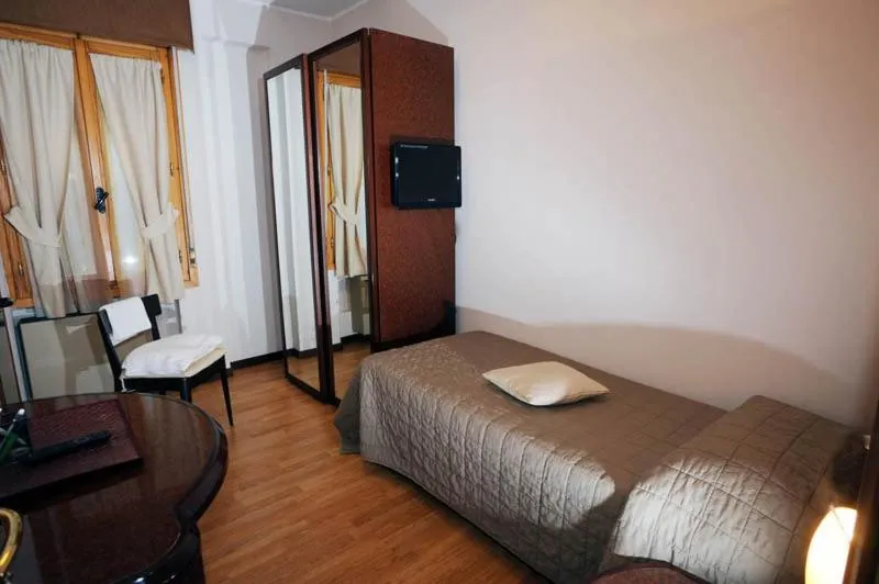 Photo of the whole room, Bed in Drake