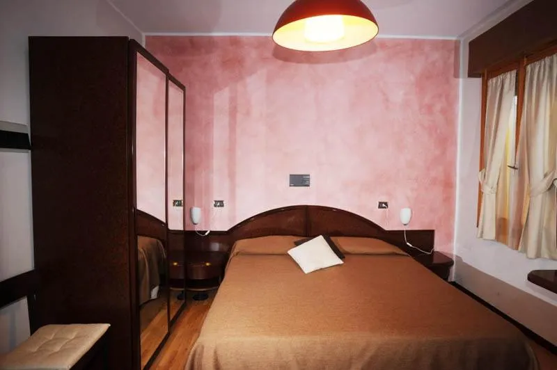 Photo of the whole room, Bed in Drake