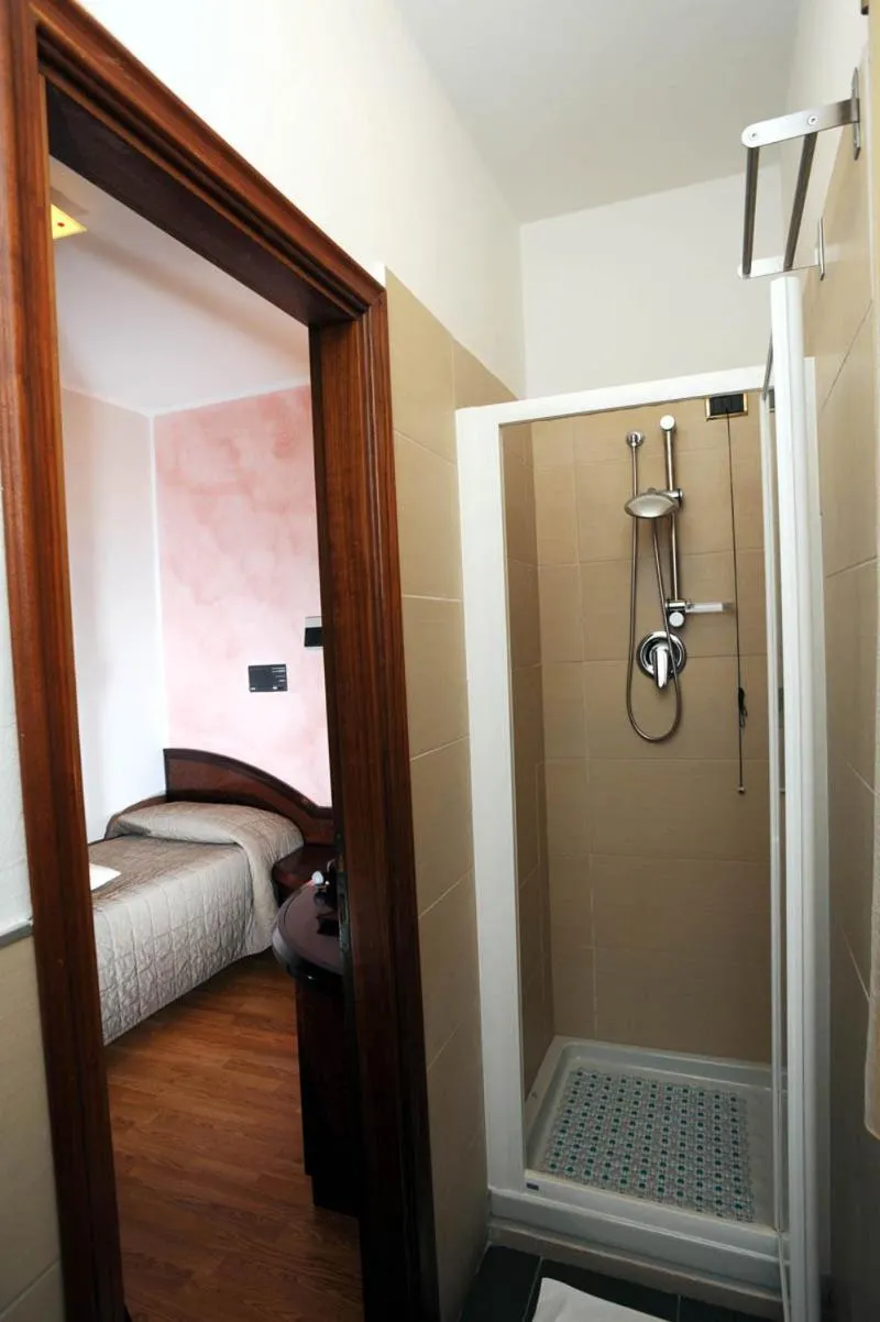 Shower, Bed in Drake