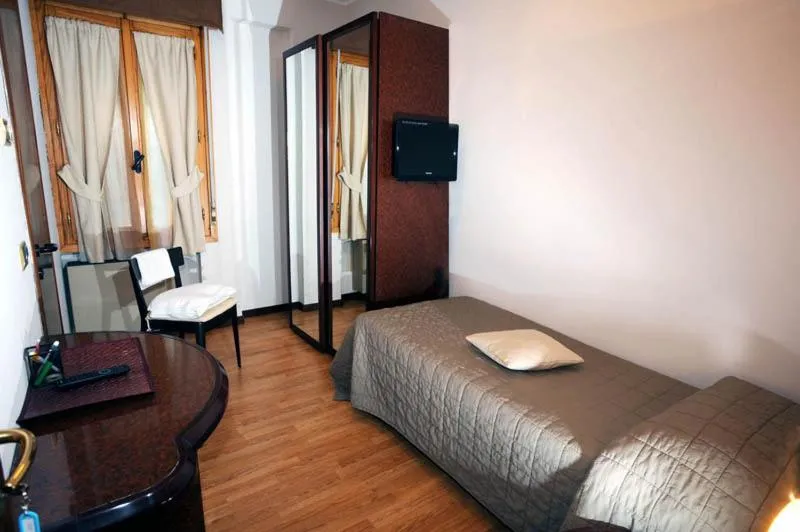 Photo of the whole room, Bed in Drake