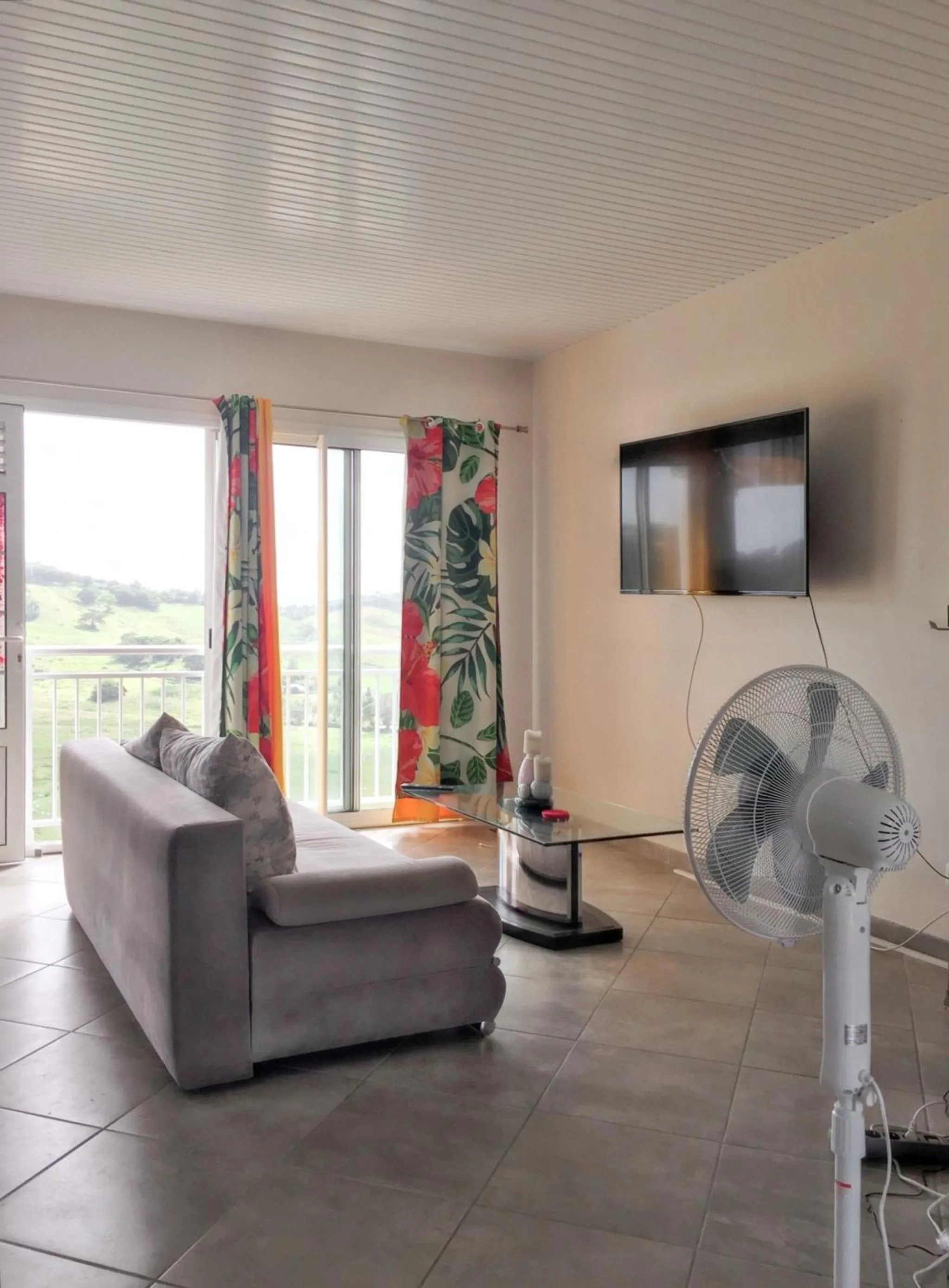 Appartement spacieux avec vue montagne à Le Marin, 82 m².
