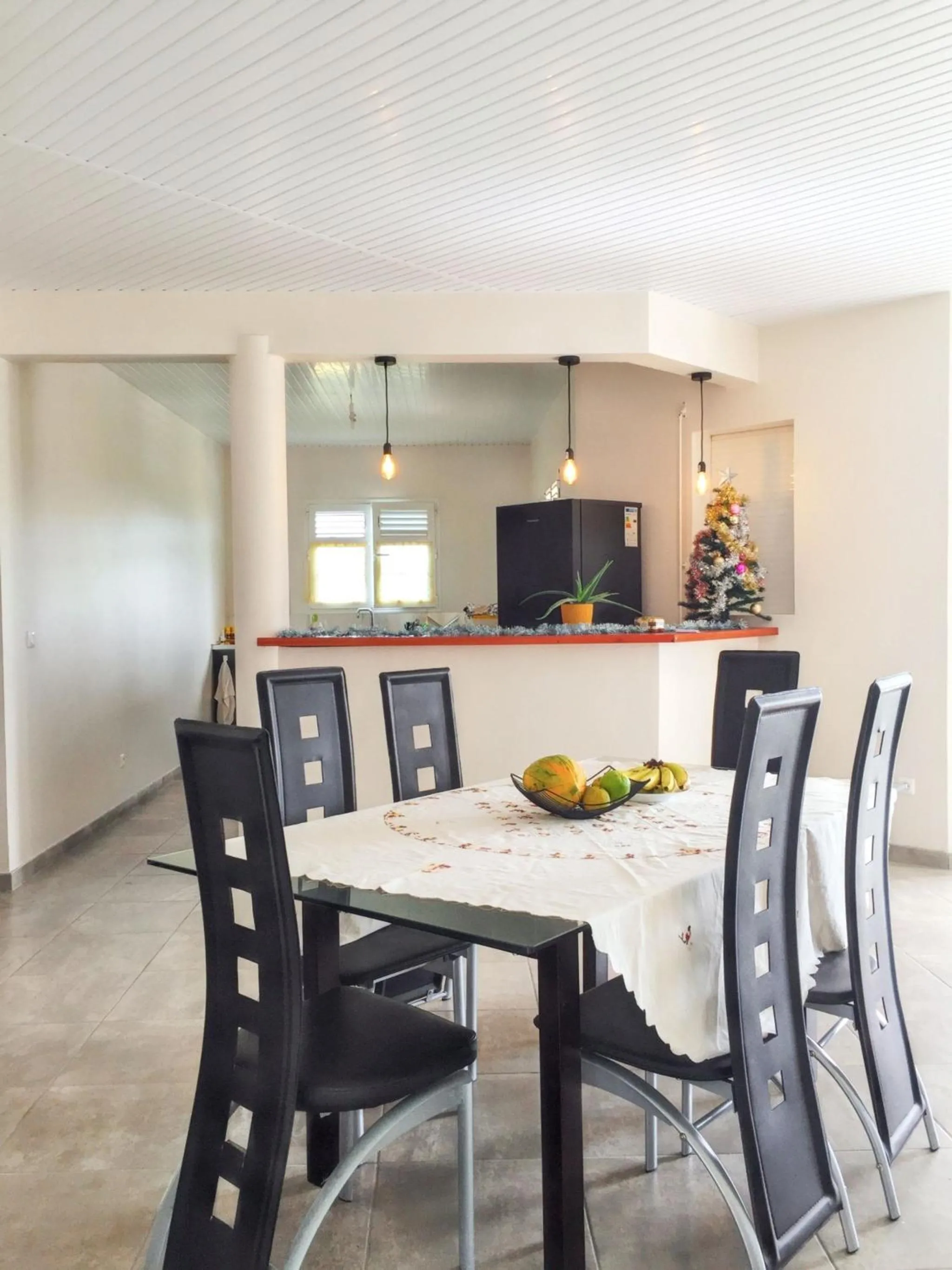 Appartement spacieux avec vue montagne à Le Marin, 82 m².