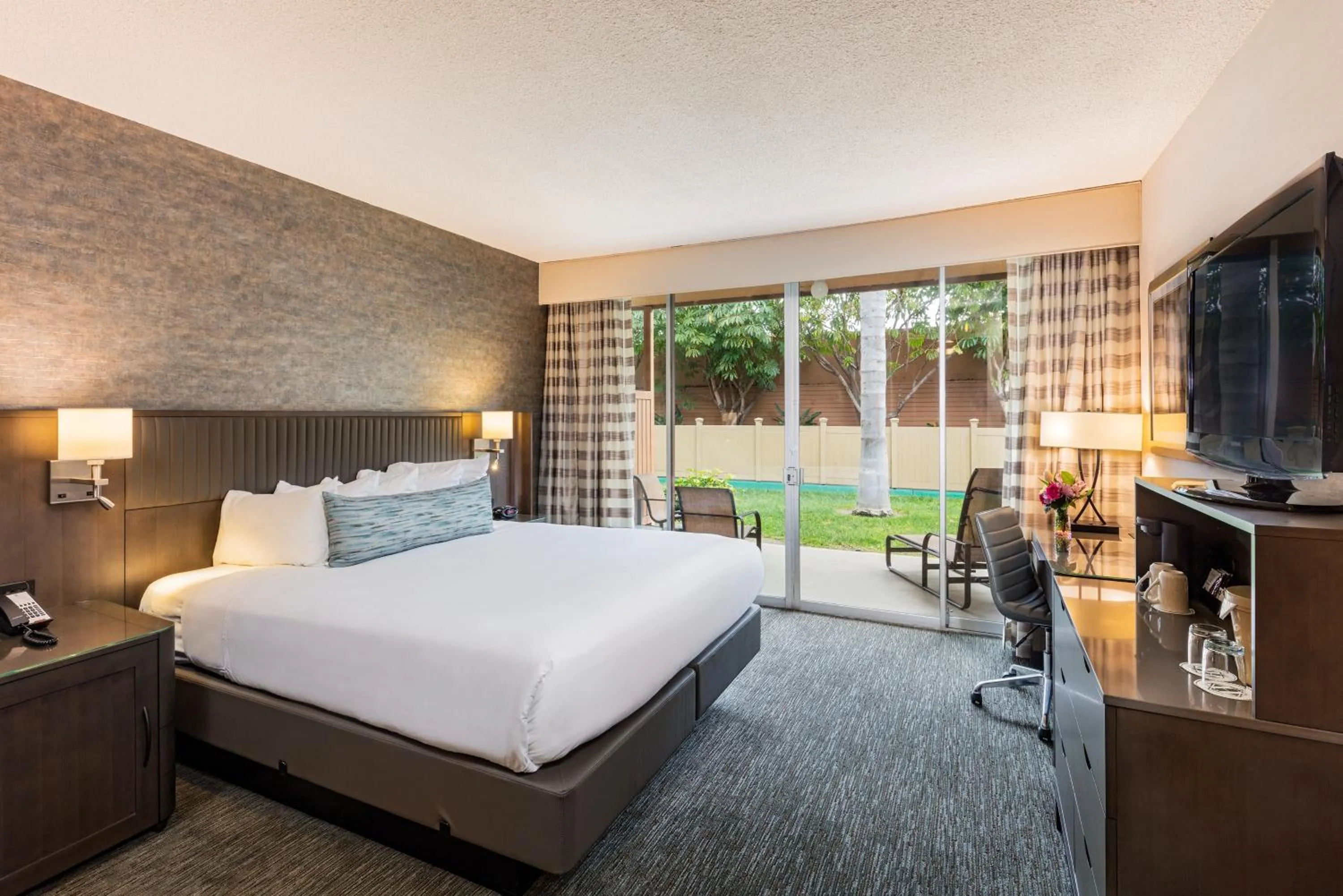 Bed in Handlery Hotel San Diego