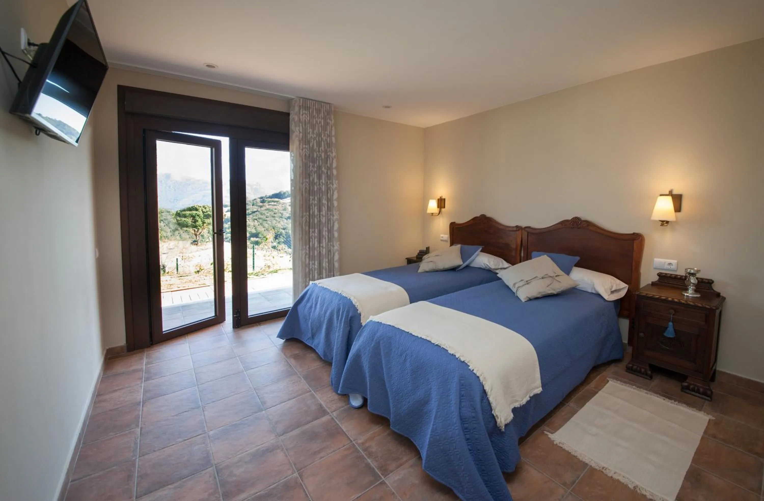 Photo of the whole room, Bed in El Mirador de Bendones