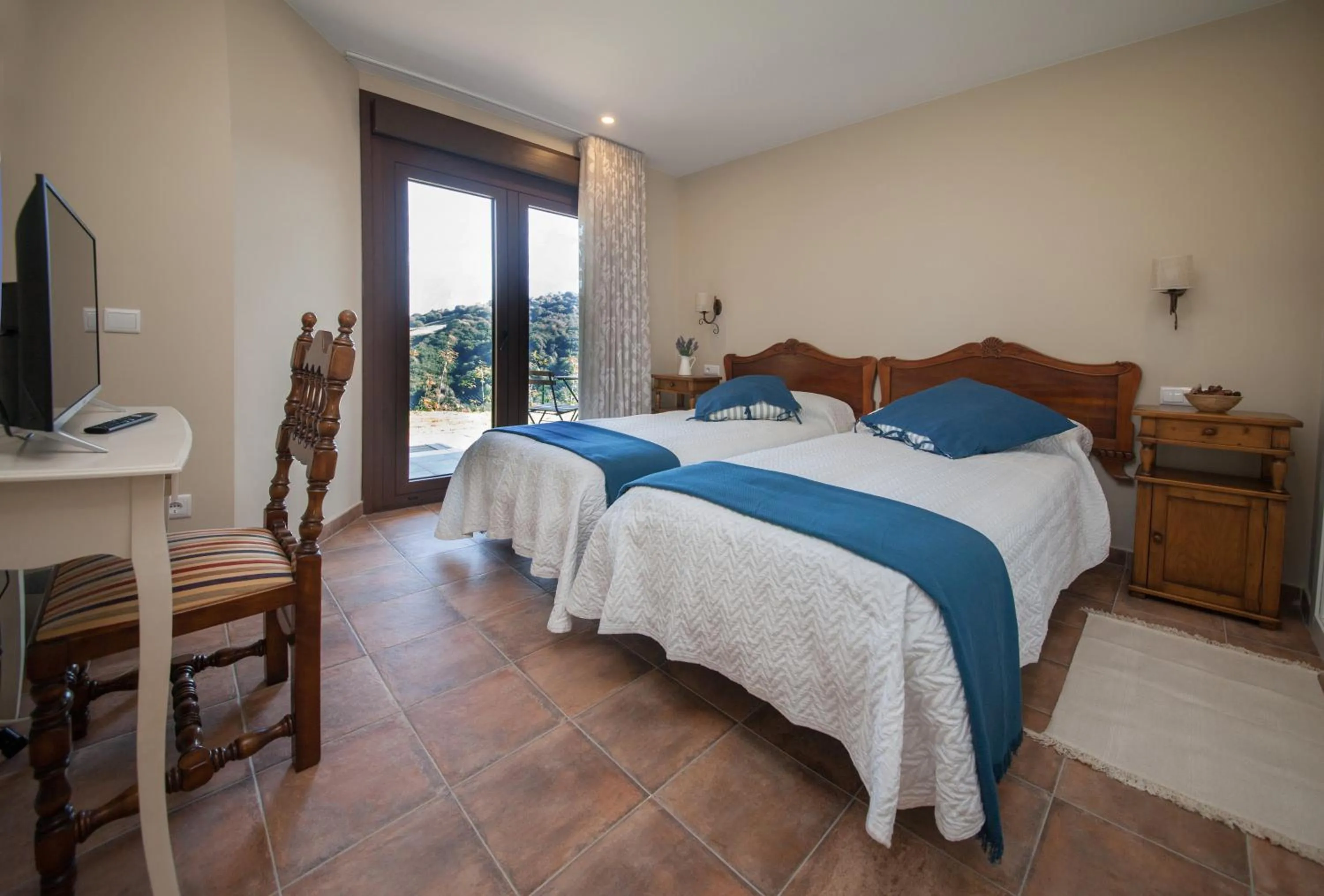Photo of the whole room, Bed in El Mirador de Bendones