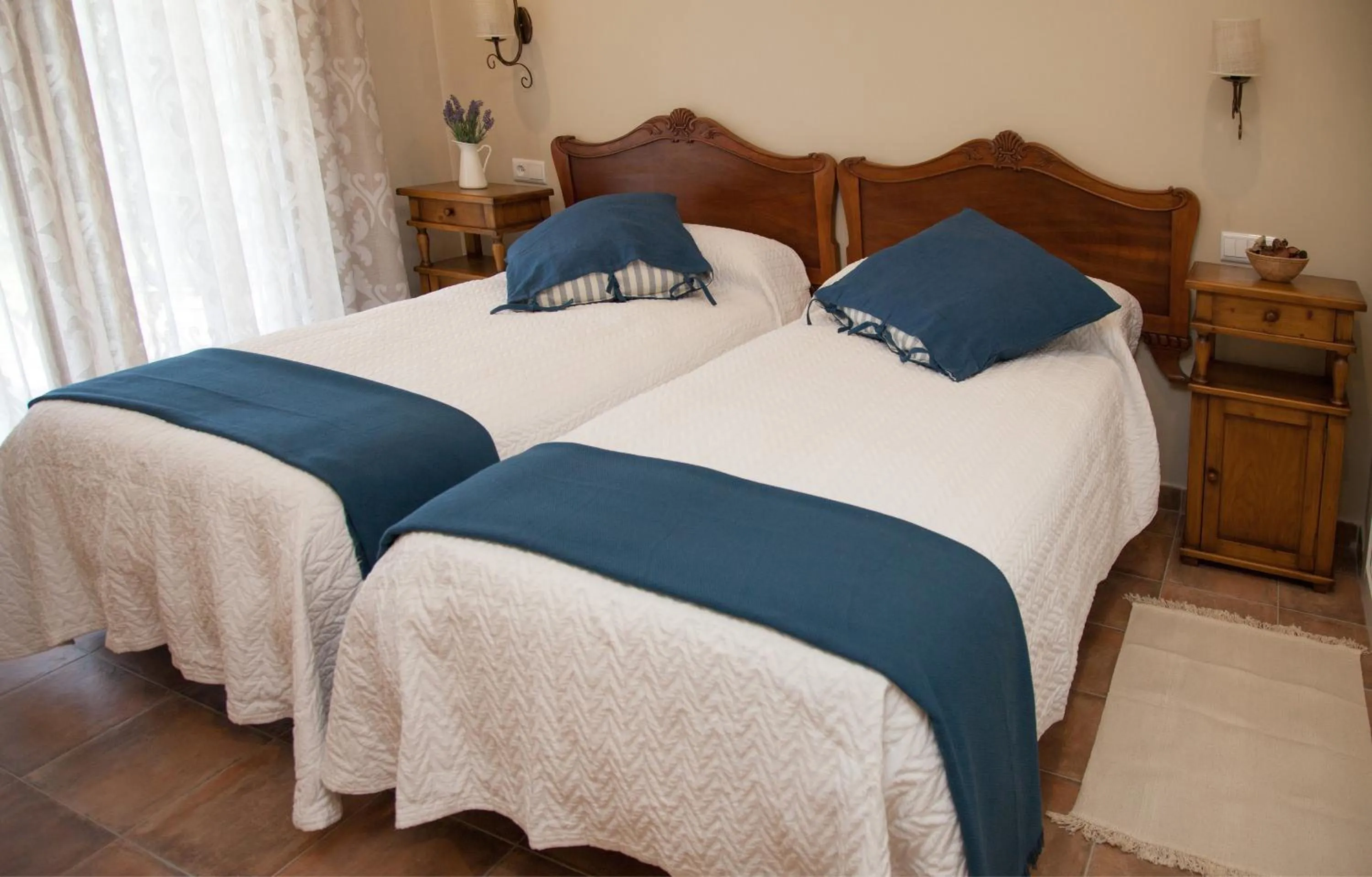 Photo of the whole room, Bed in El Mirador de Bendones
