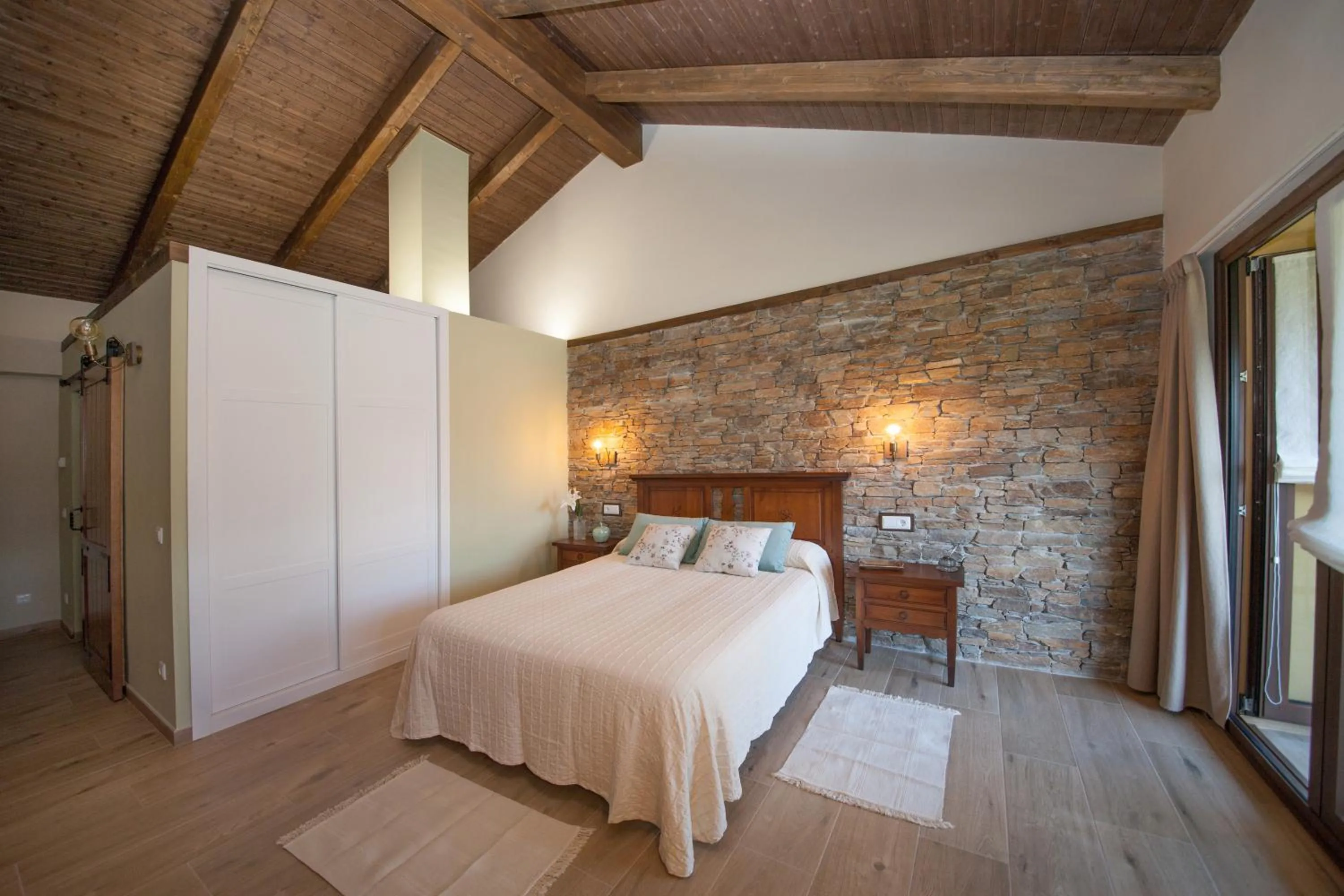 Photo of the whole room, Bed in El Mirador de Bendones