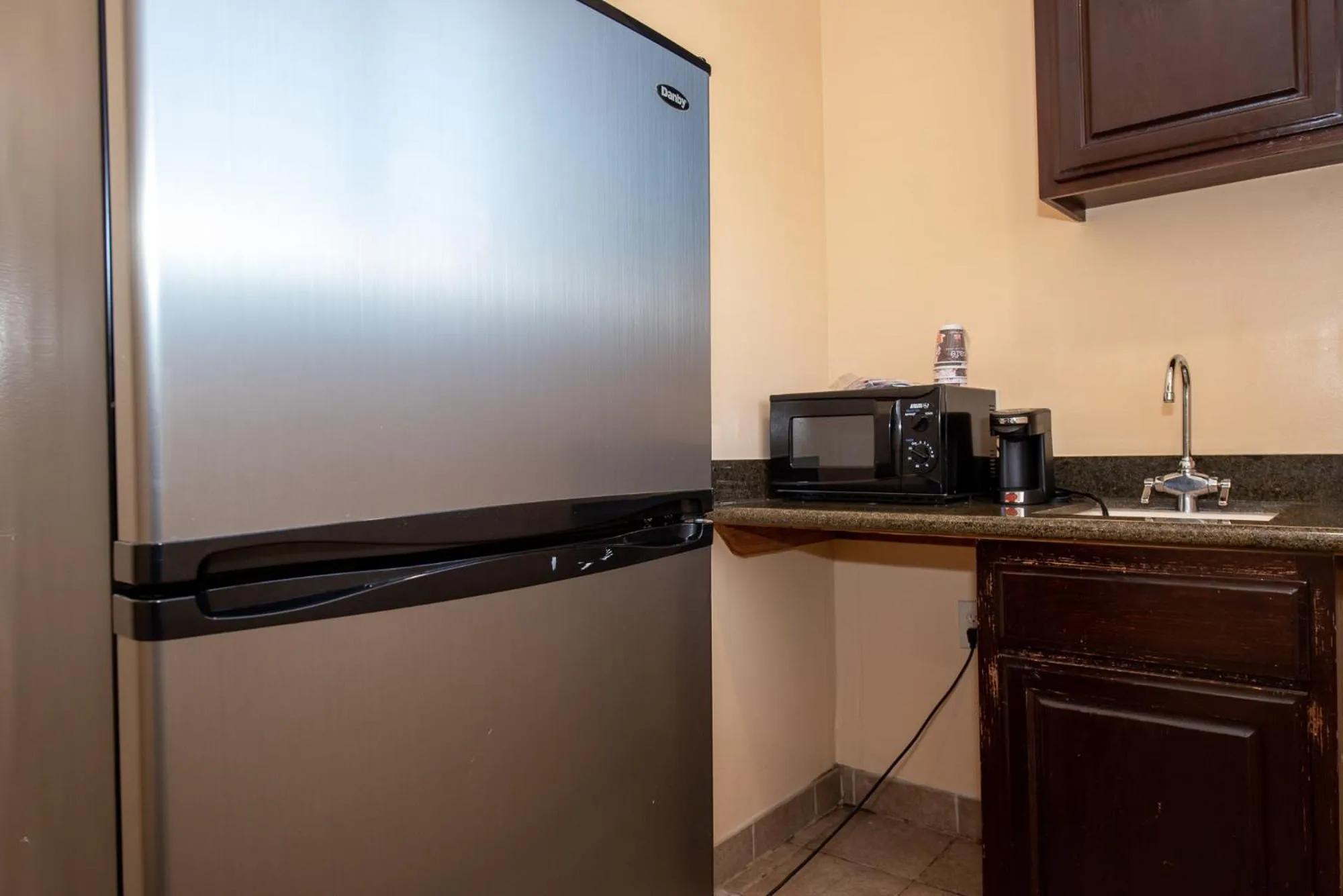 Kitchen/Kitchenette in Hollywood Downtowner Inn