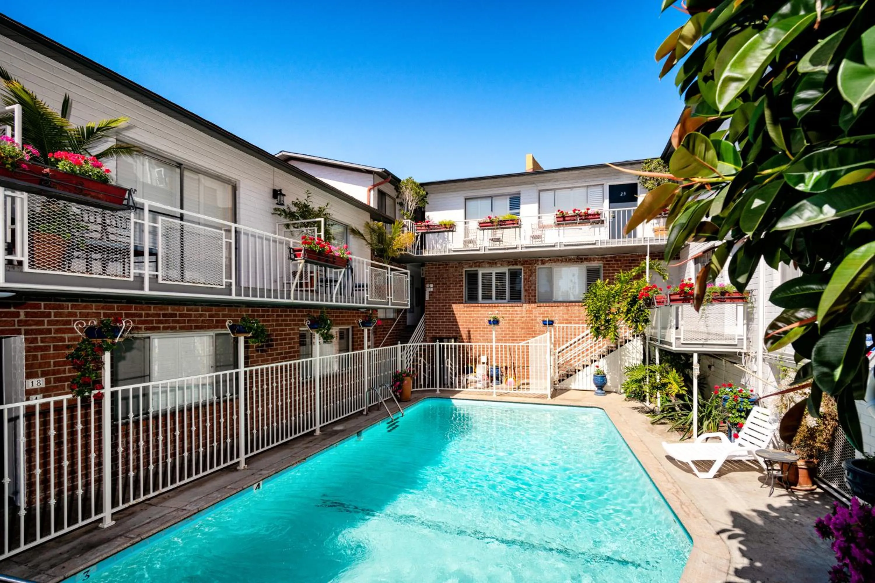 Swimming Pool in Hollywood Downtowner Inn