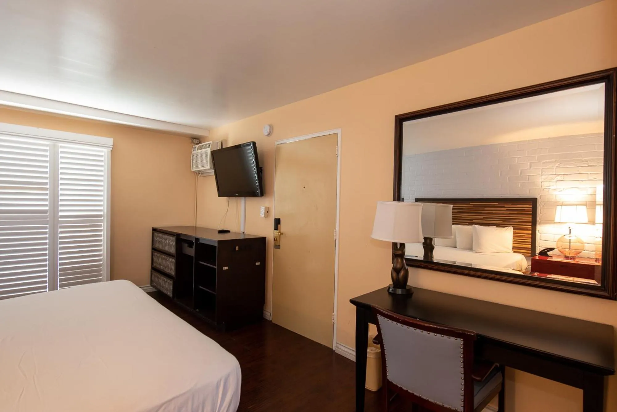 TV/Entertainment Center in Hollywood Downtowner Inn