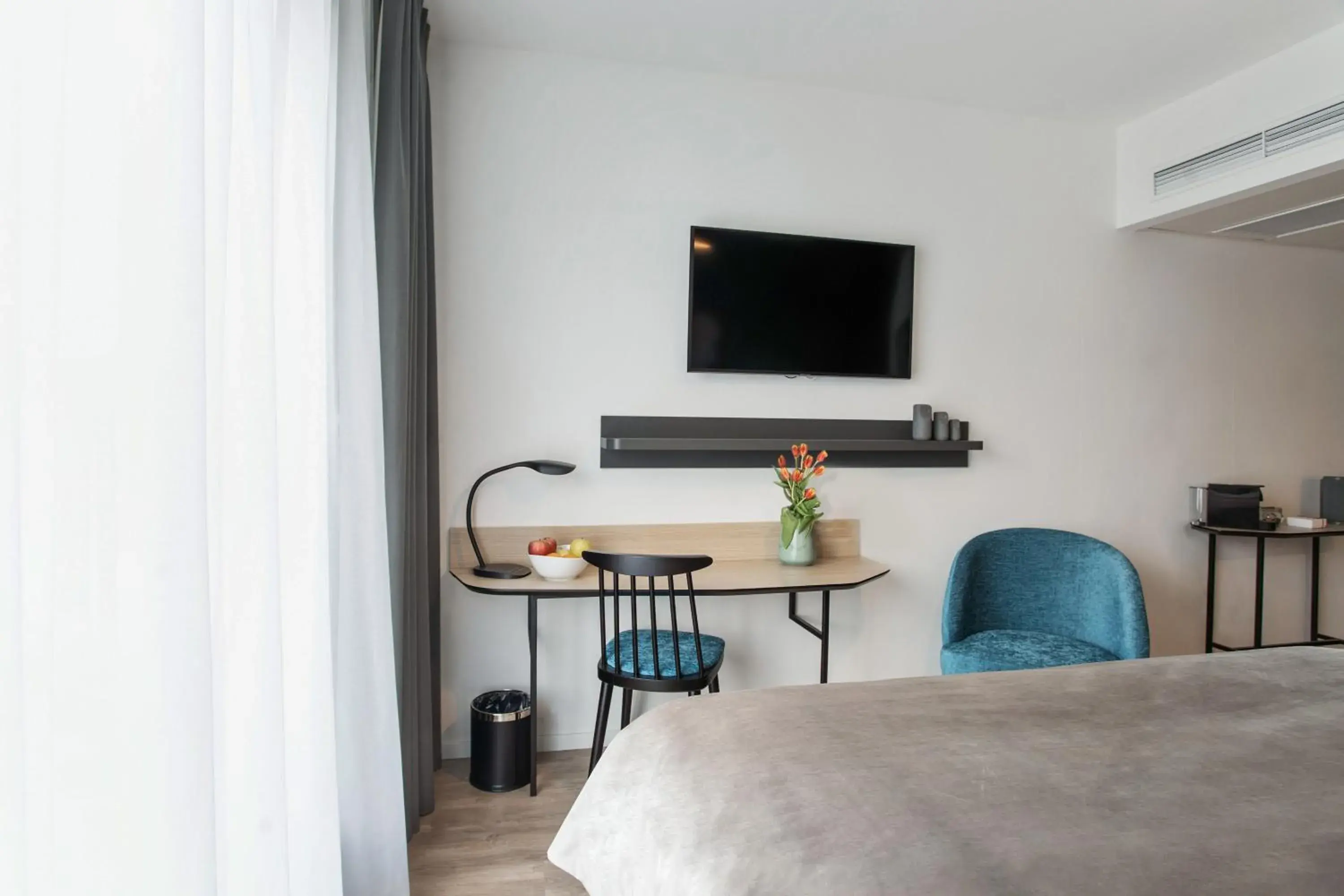 TV and multimedia, Bed in Appart'City Collection Genève Aéroport - Vernier TV and multimedia, Bed in Appart'City Collection Genève Aéroport - Vernier