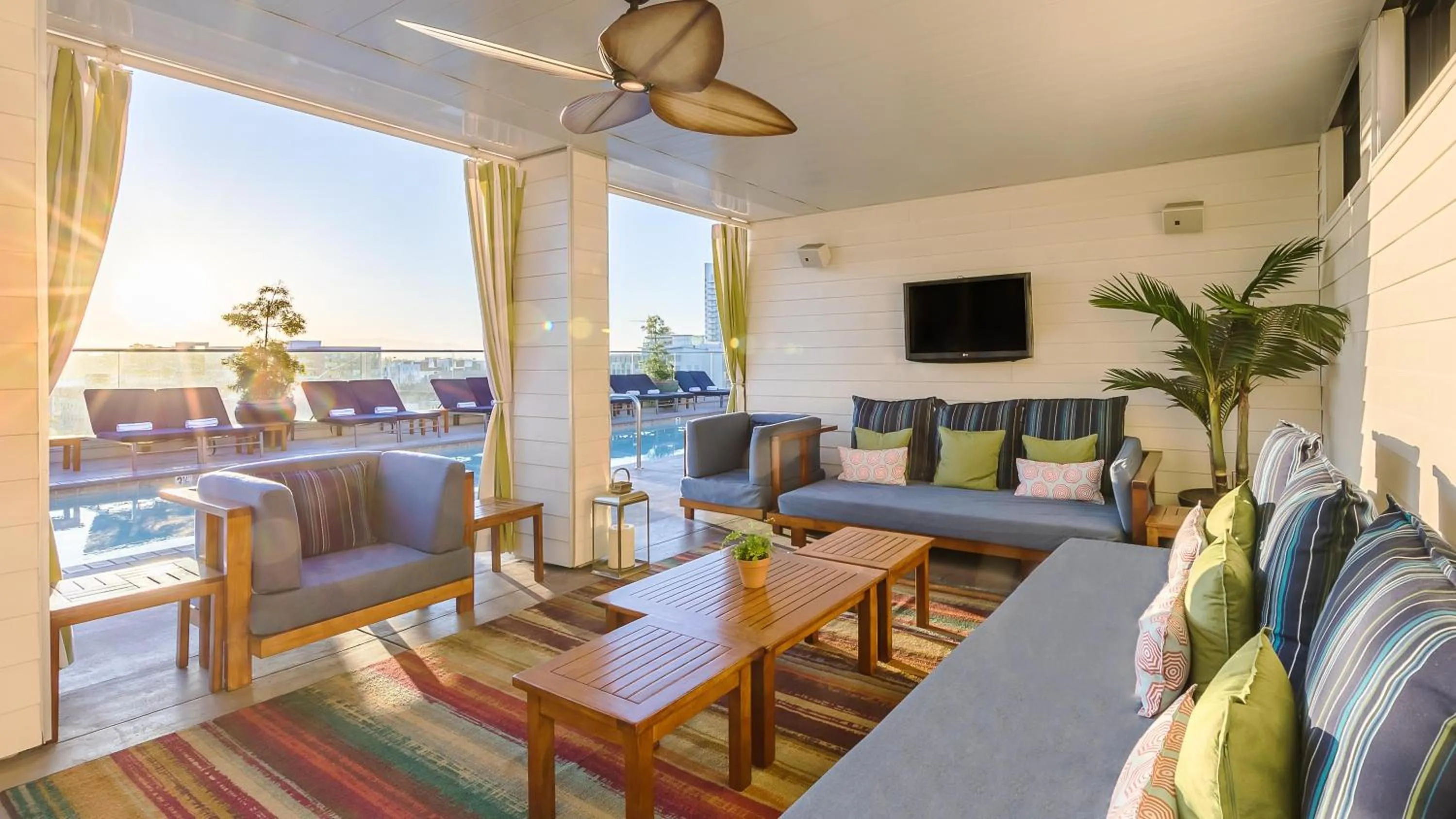 Swimming pool in Andaz San Diego, By Hyatt