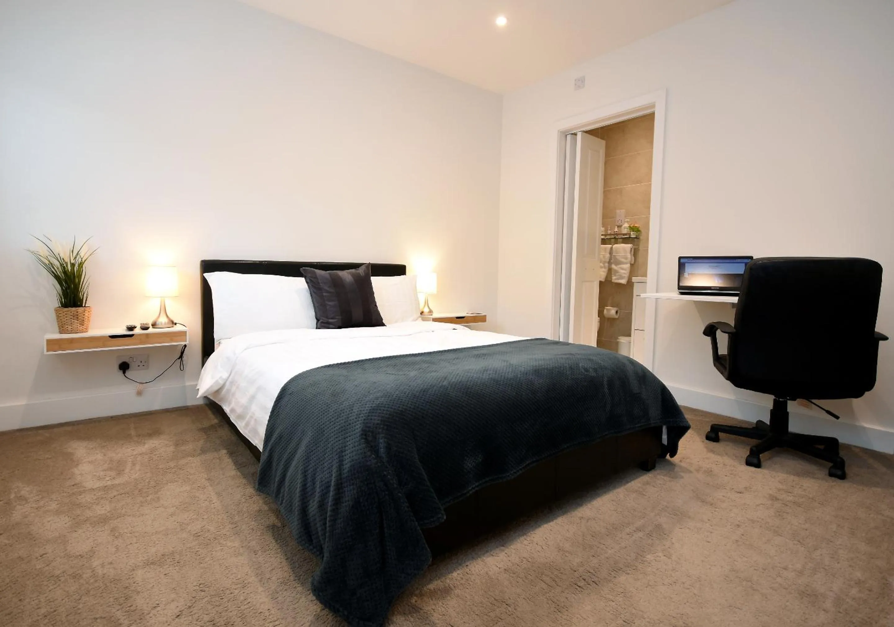 Bedroom, Bed in Apple Tree Place B&B