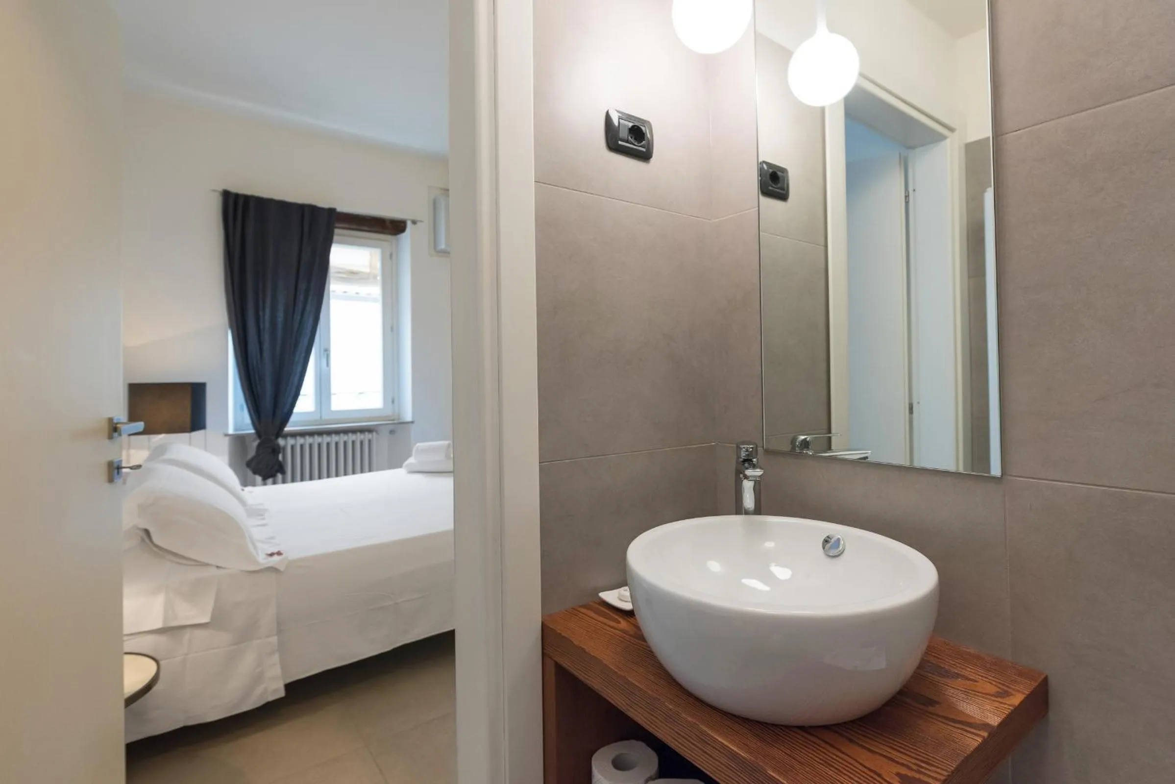 Bathroom, Bed in Il Vicolo Aparthotel Verona