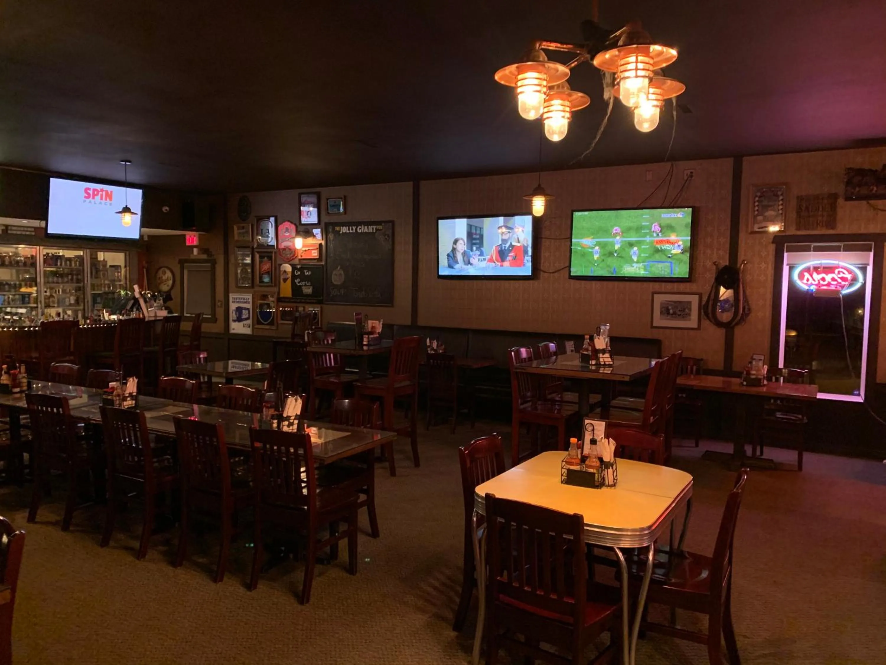 Jolly Giant Pub & Motel