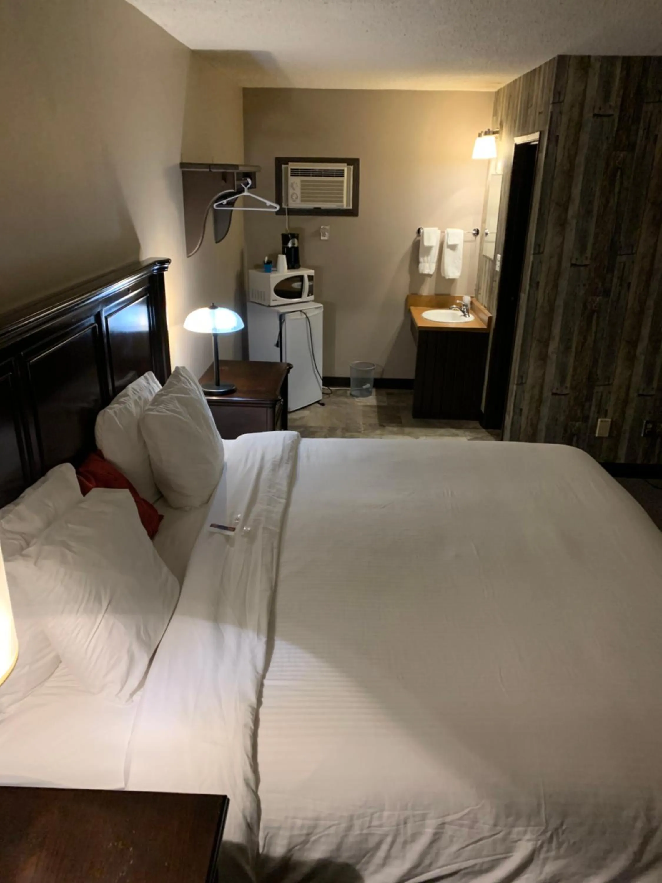 Jolly Giant Pub & Motel