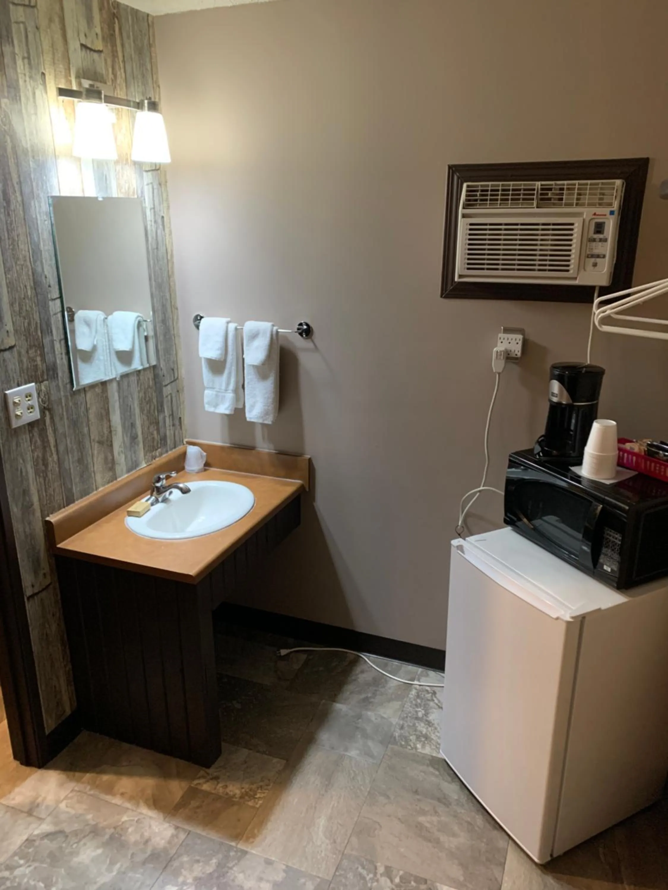 Jolly Giant Pub & Motel