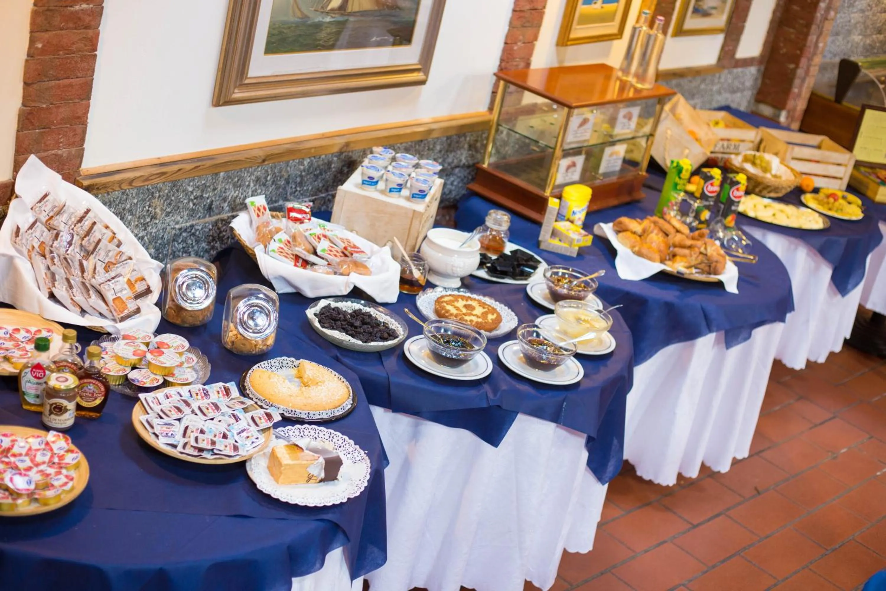 Buffet breakfast in Hotel Ristorante La Perla