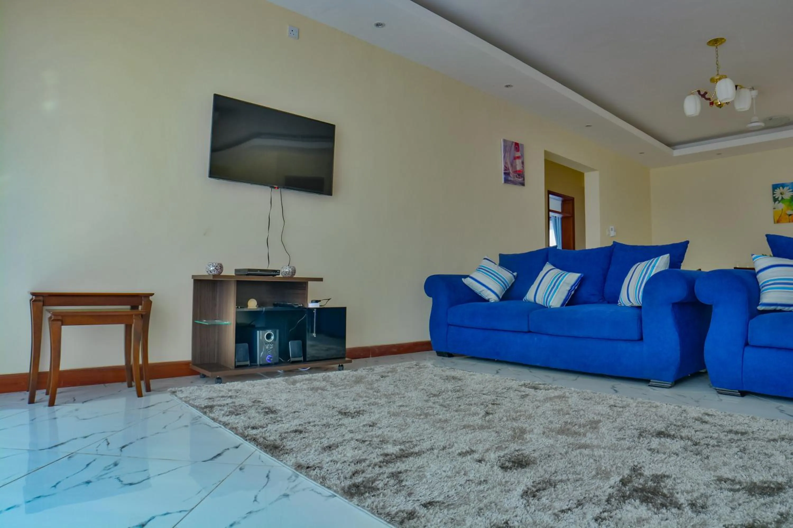 Communal lounge/ TV room in Fenns Cozy Apartment - Nyali
