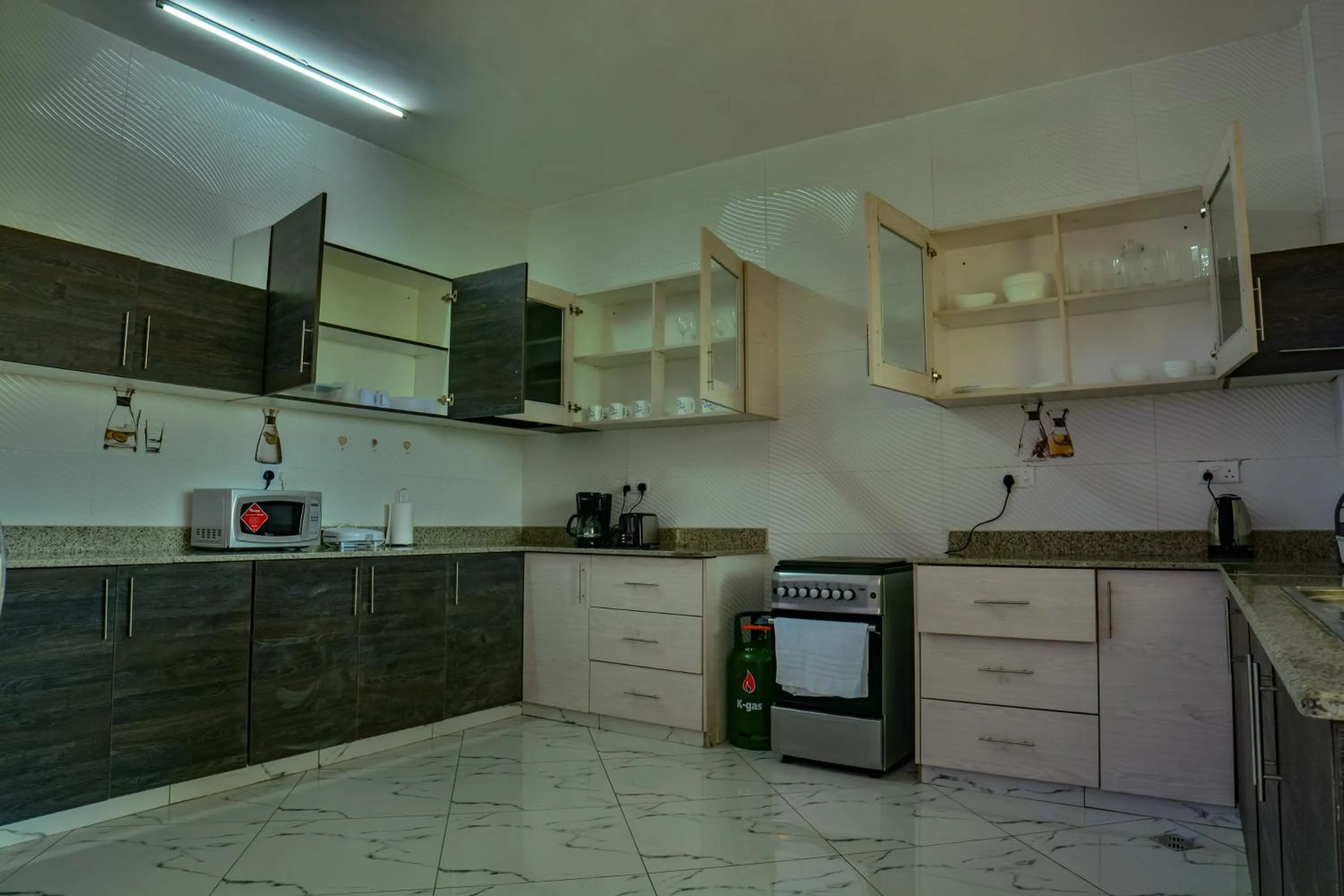 Kitchen or kitchenette in Fenns Cozy Apartment - Nyali