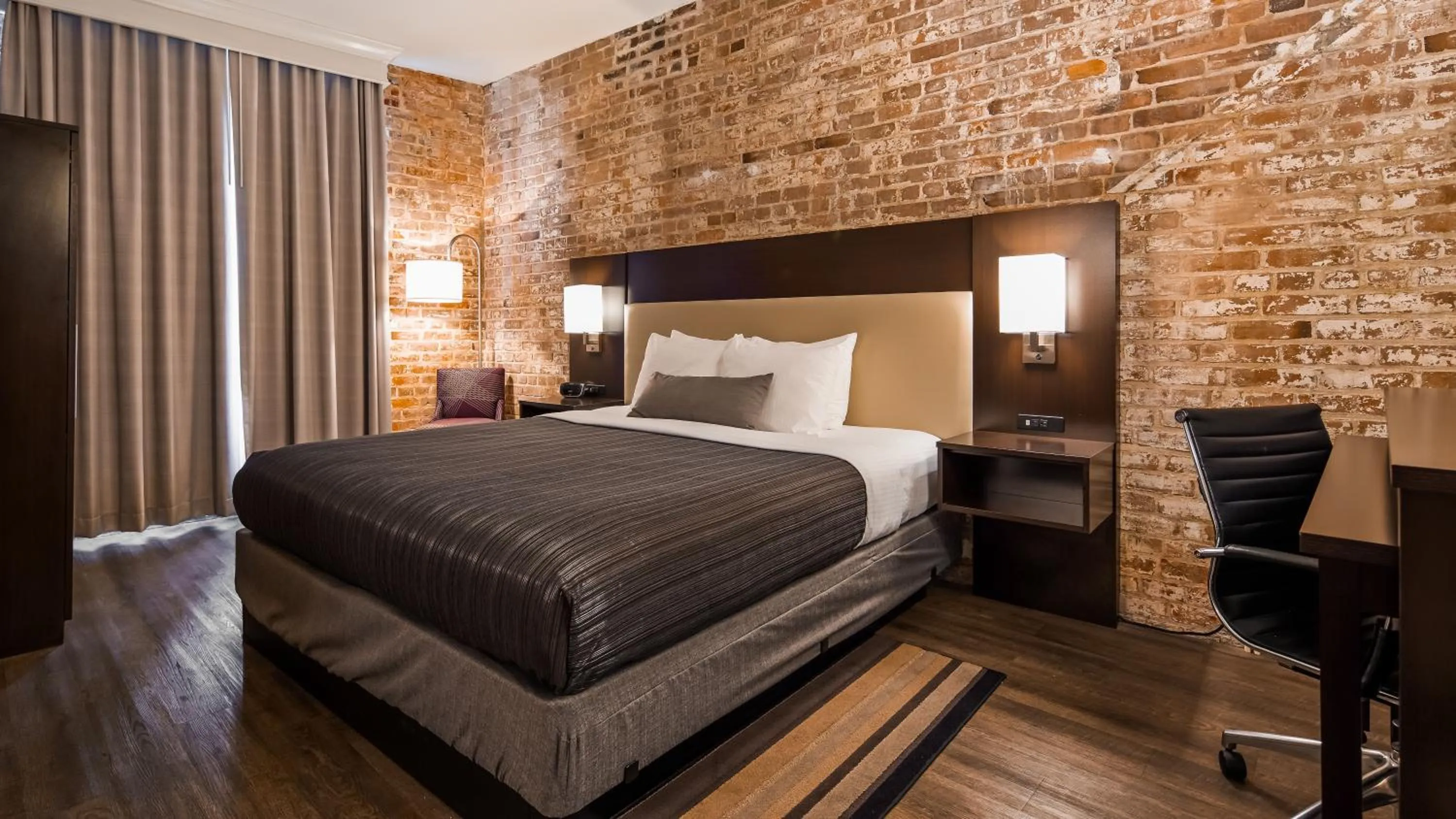 Bedroom, Bed in Best Western Plus St. Christopher Hotel