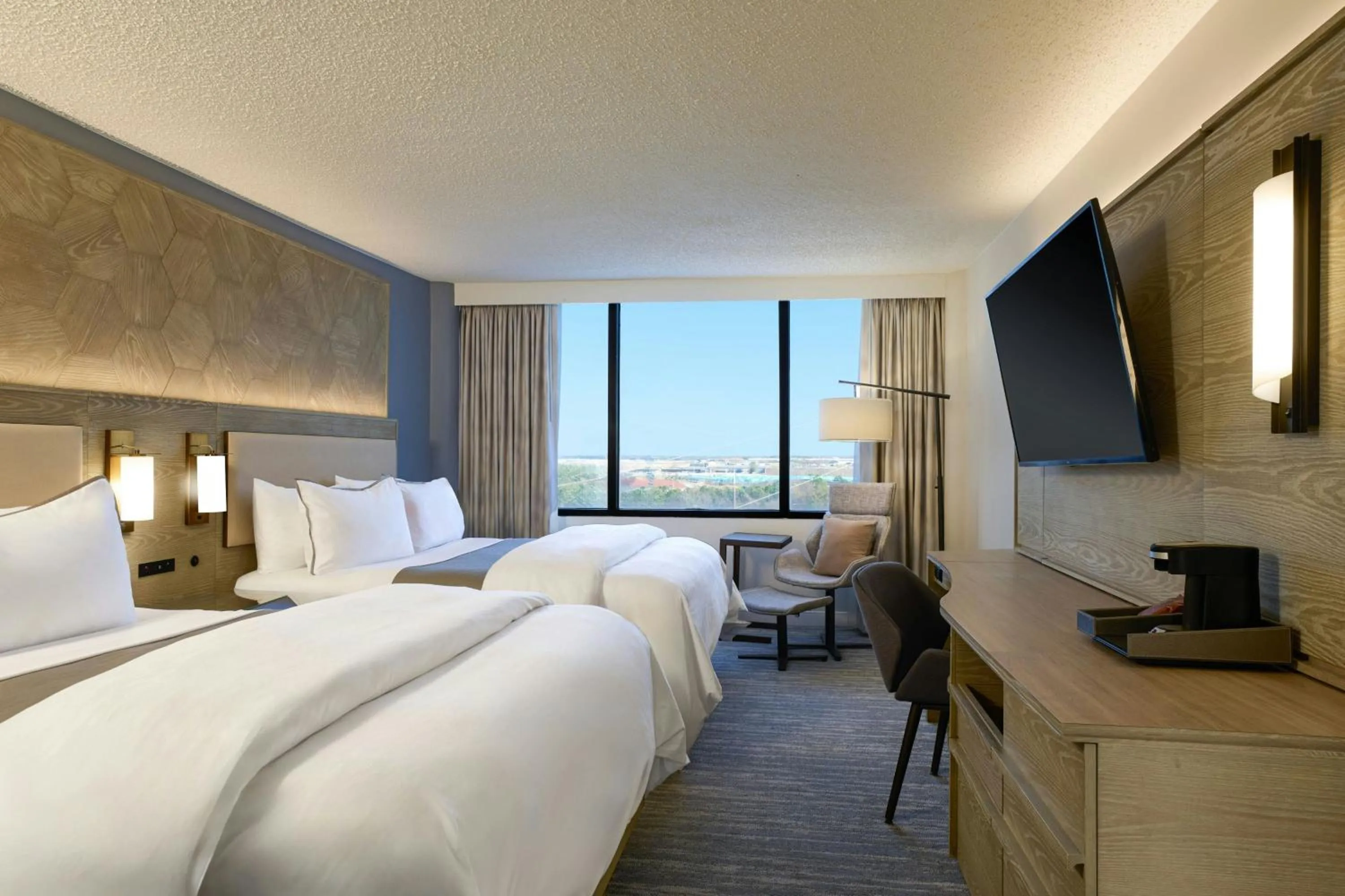 Photo of the whole room, Bed in The Westin Atlanta Airport