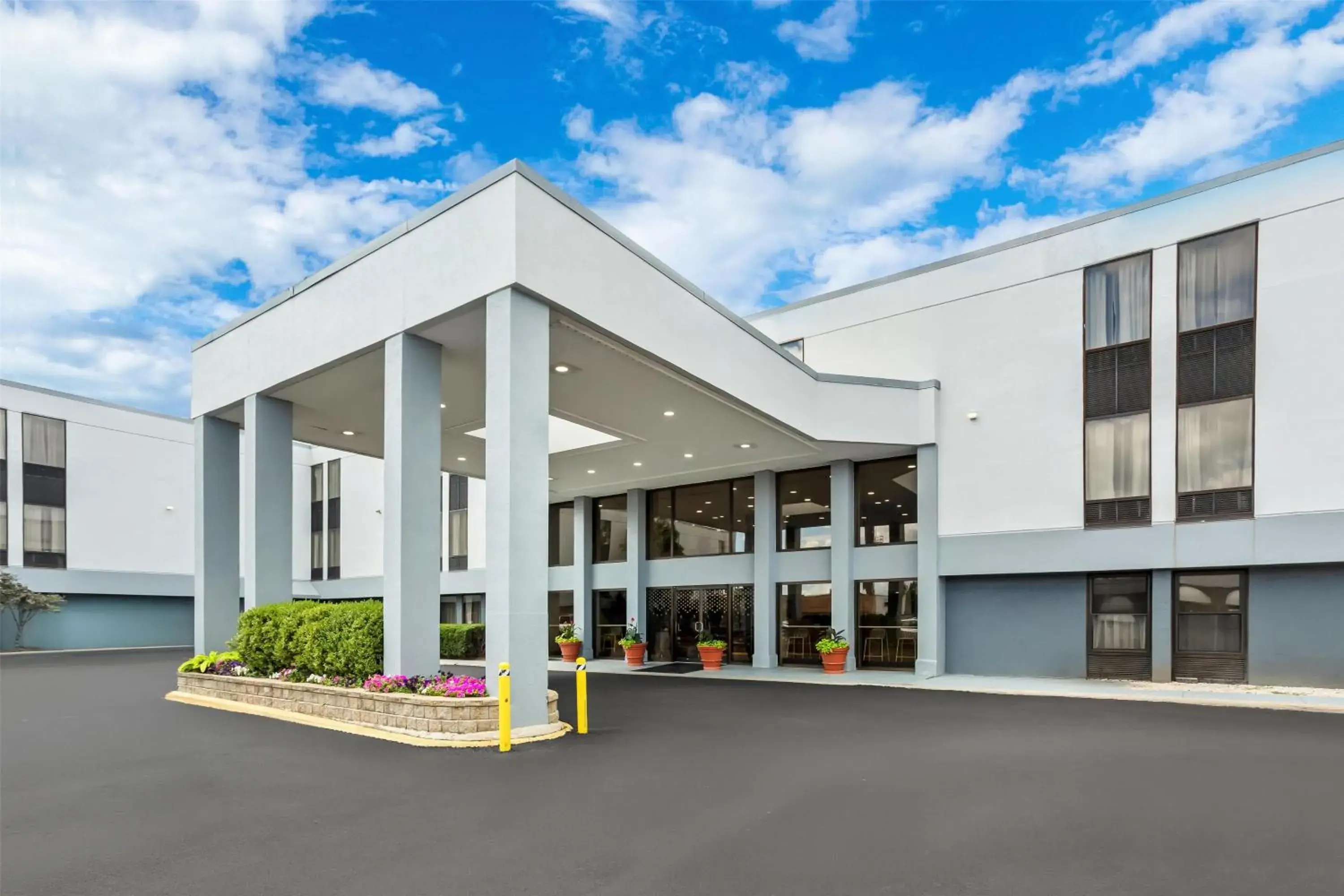 Property building in Spark by Hilton Des Plaines Chicago O'Hare Property building in Spark by Hilton Des Plaines Chicago O'Hare