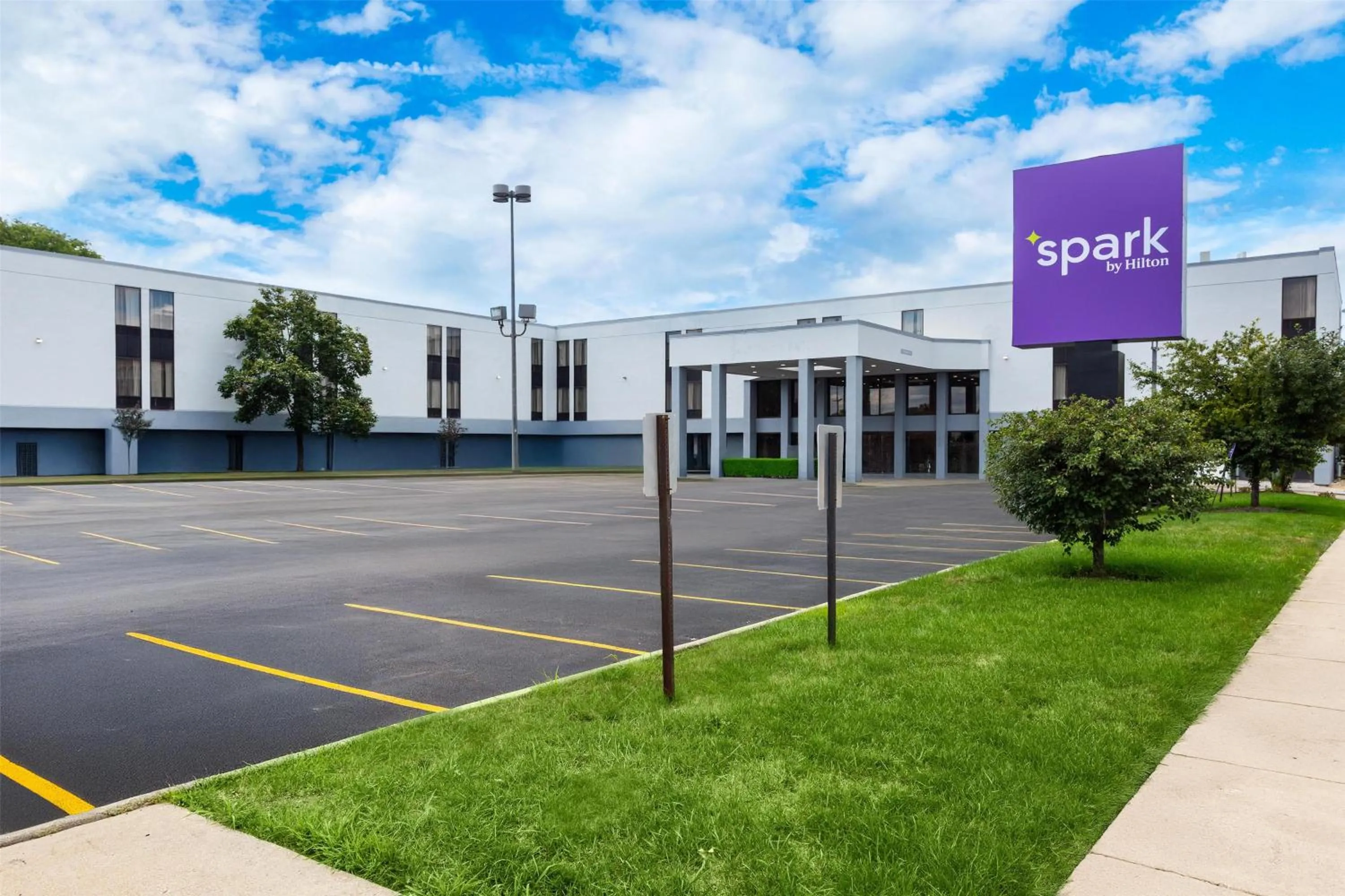 Property building in Spark by Hilton Des Plaines Chicago O'Hare