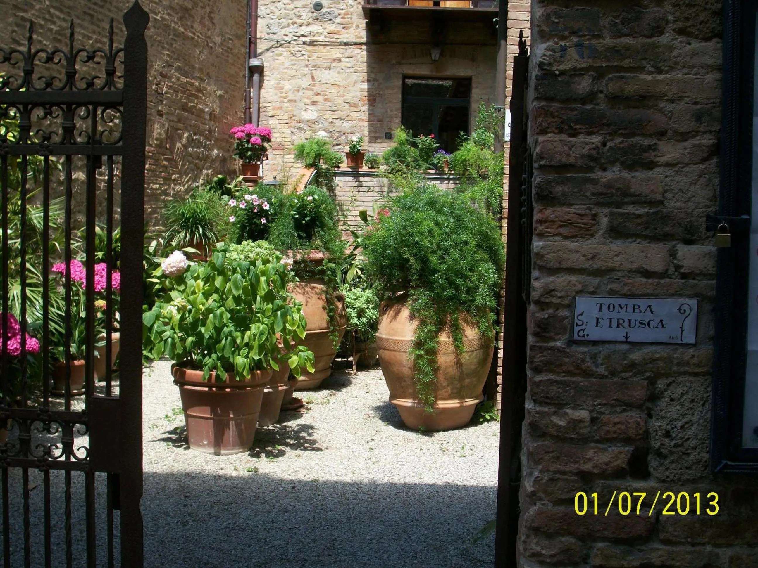 Garden view in La Torre Nomipesciolini