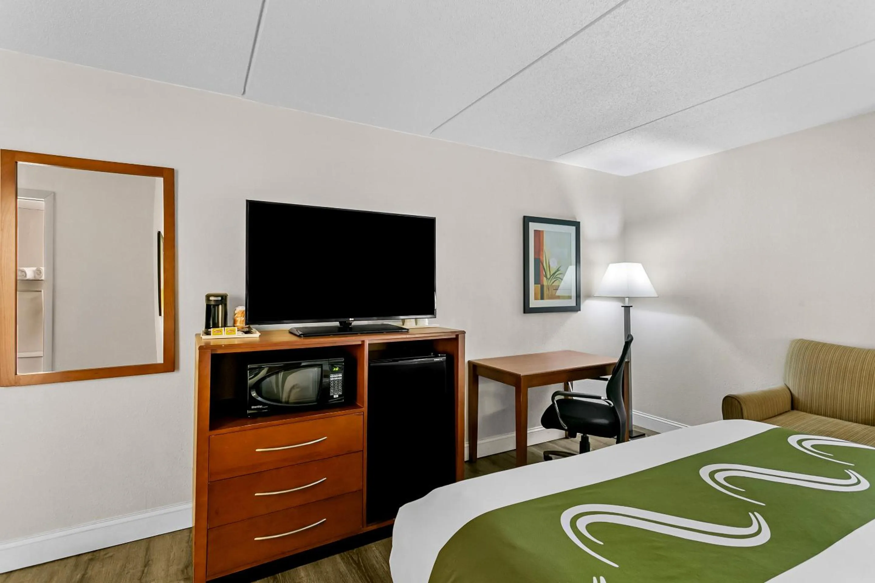 TV and multimedia, Bed in Quality Inn Jessup - Columbia South Near Fort Meade
