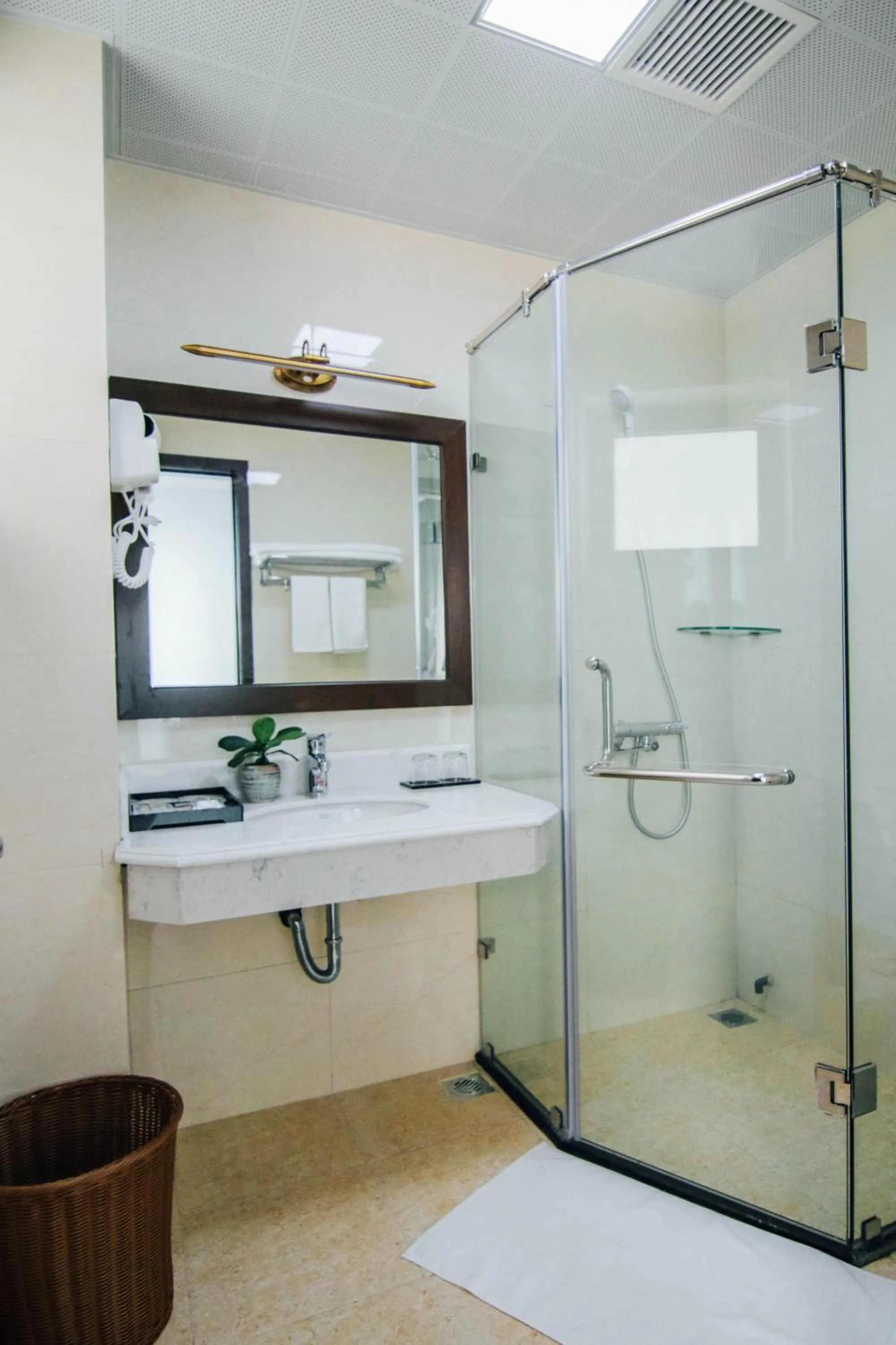 Shower in Topone Halong Hotel