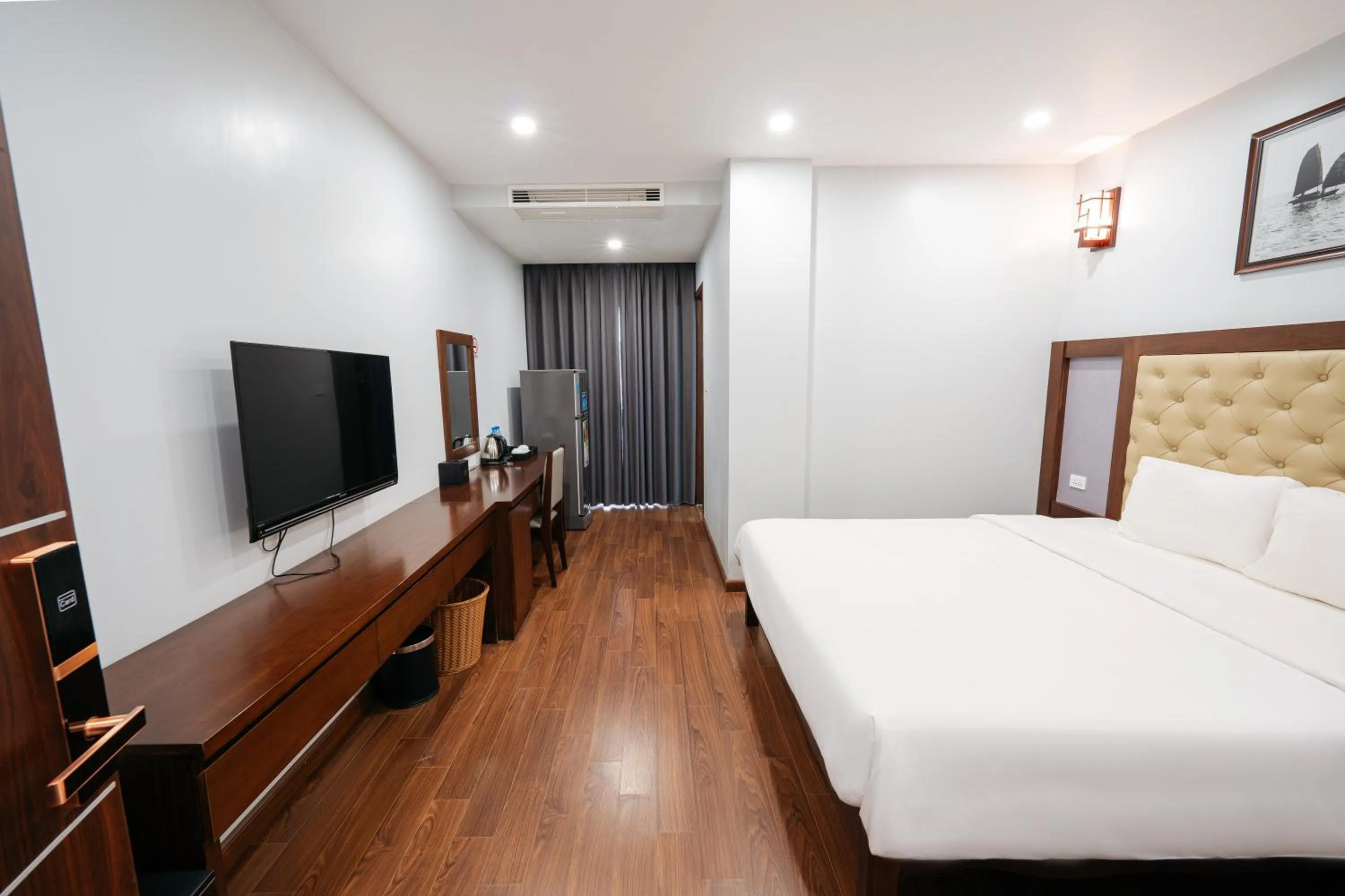 Photo of the whole room in Topone Halong Hotel