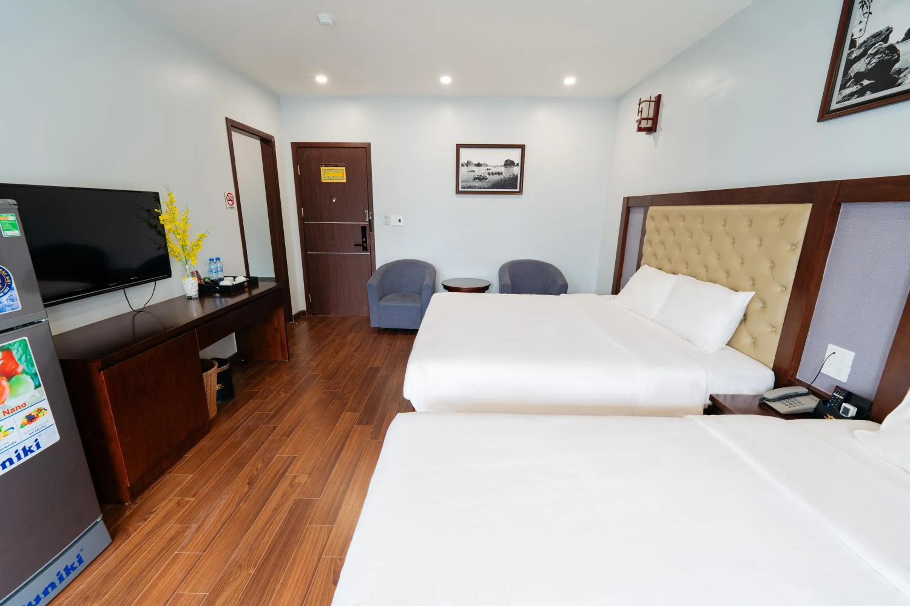 Communal lounge/ TV room in Topone Halong Hotel