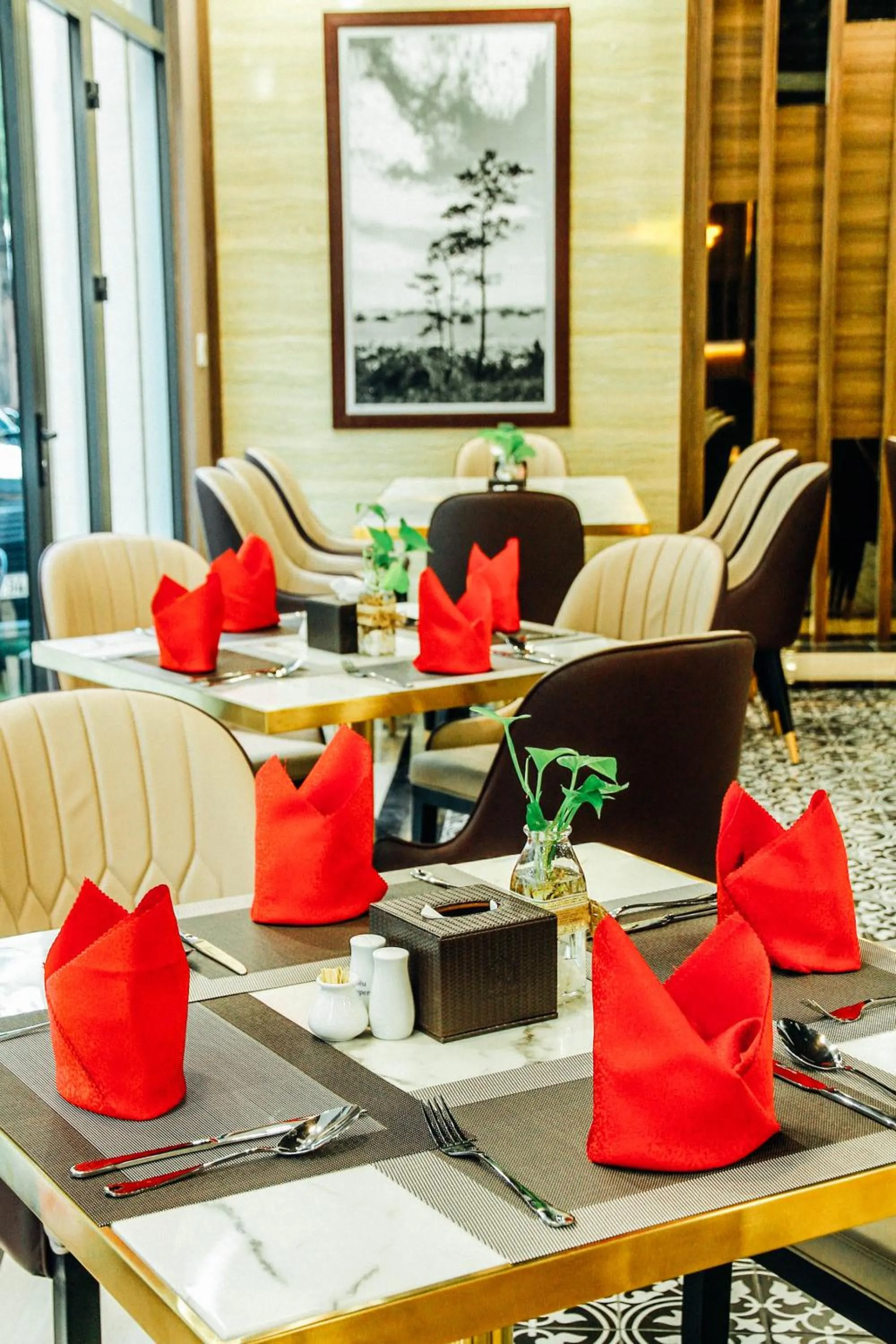 Restaurant/places to eat in Topone Halong Hotel